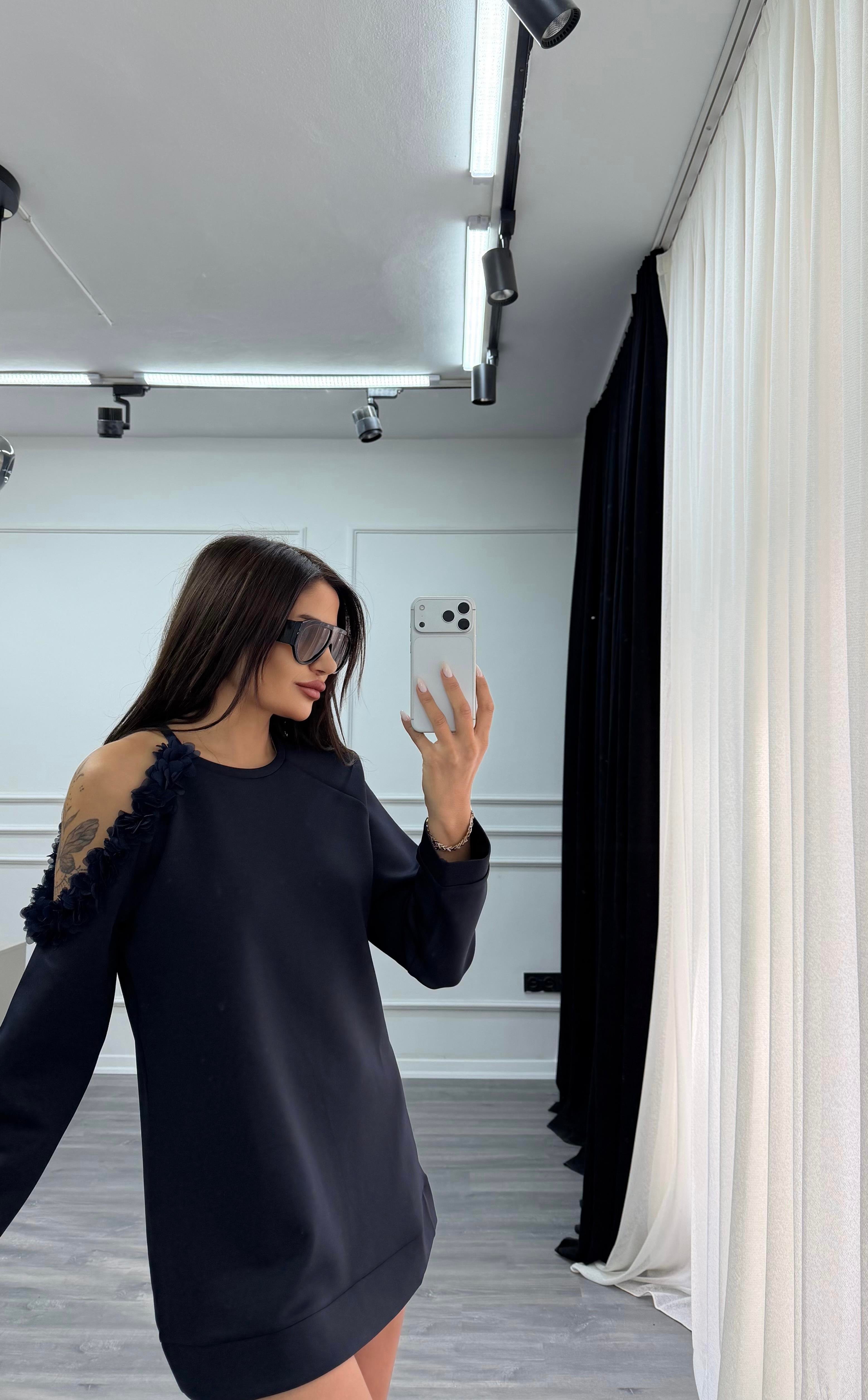Lacivert Omzu 3D Çiçek Detaylı Bisiklet Yaka Bluz