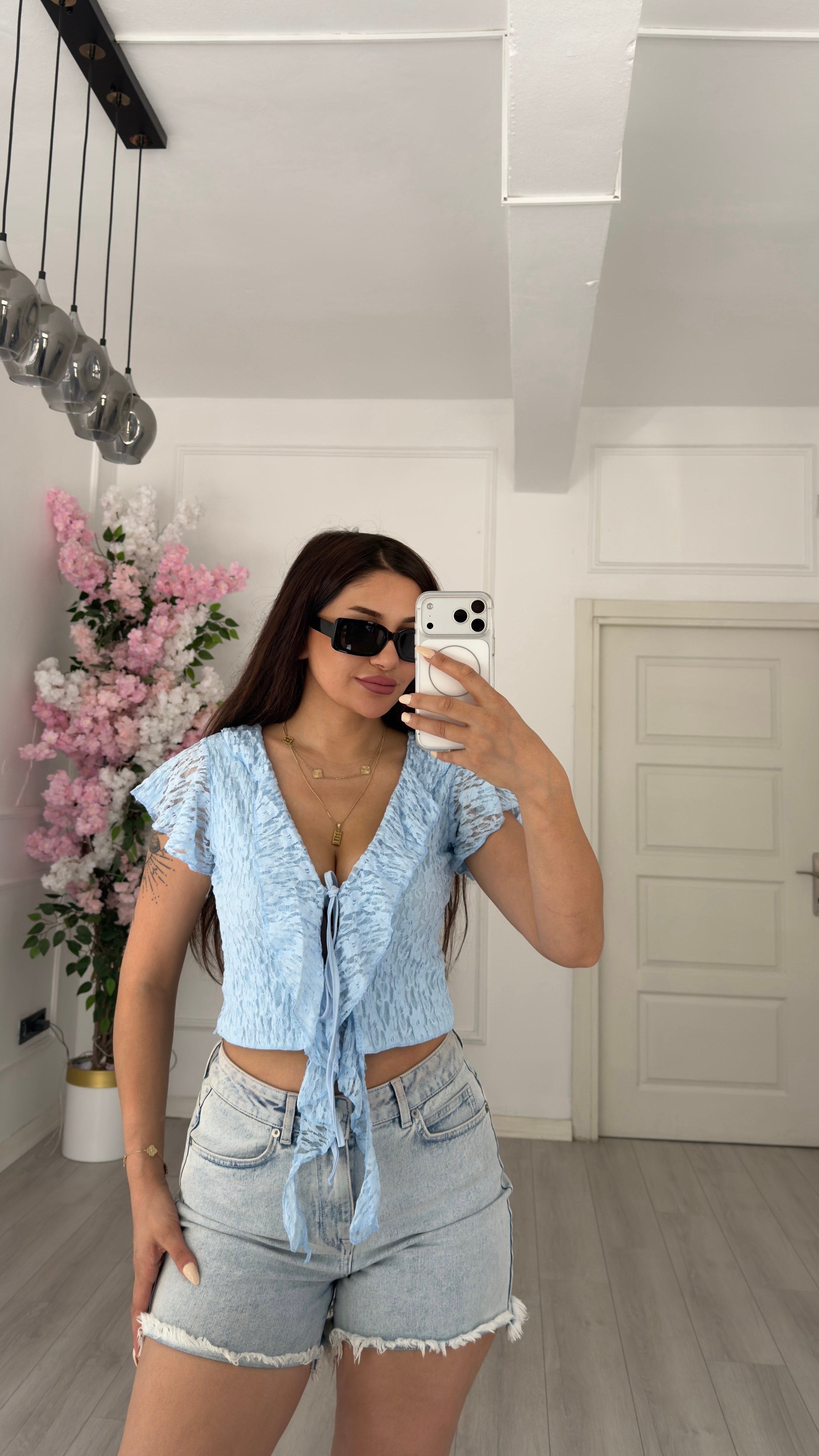 Mavi Fırfır Detaylı Bağcıklı V Yaka Dantel Crop Bluz