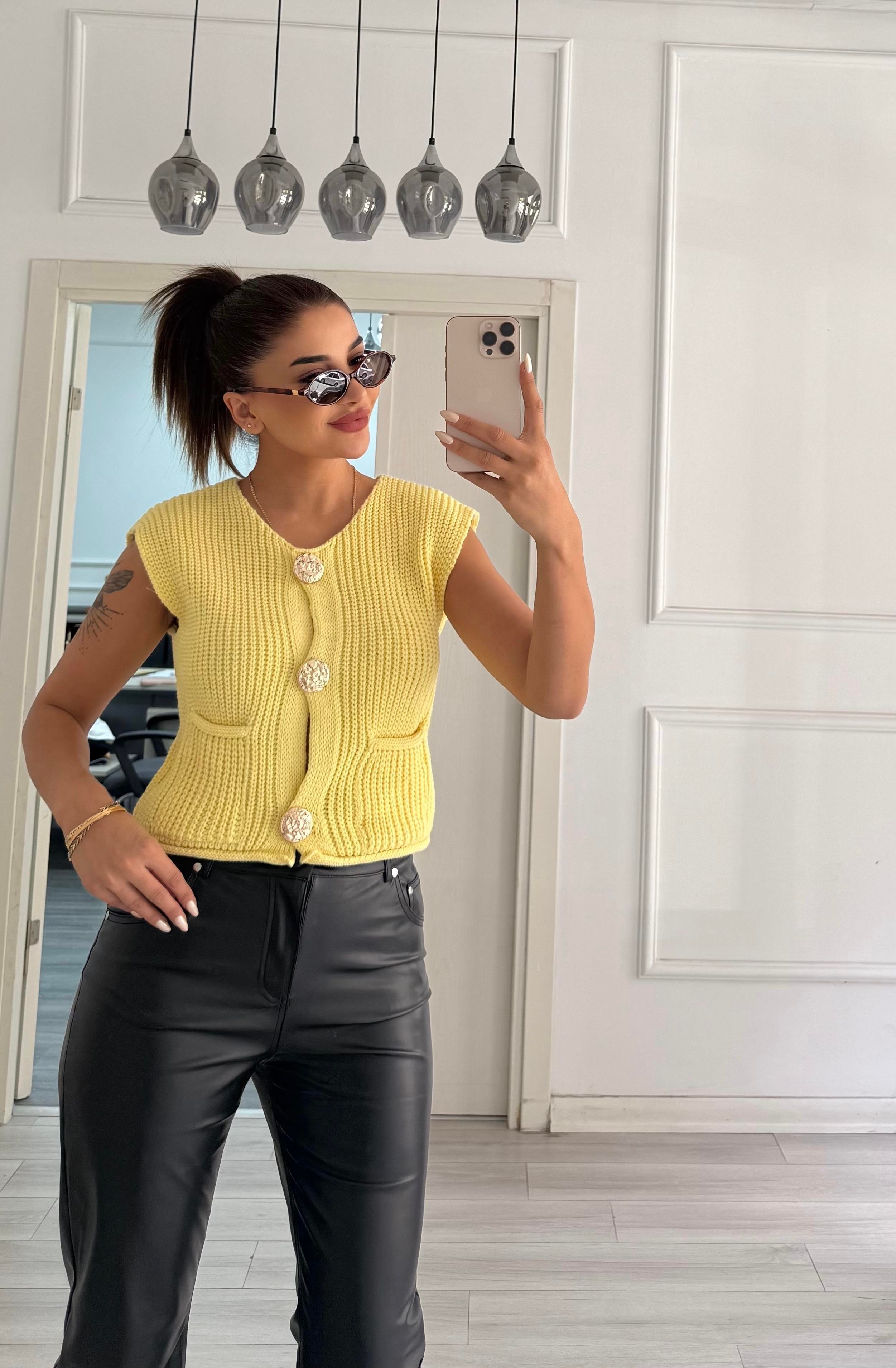 Model Gold Düğme Elit Triko Yelek Sarı