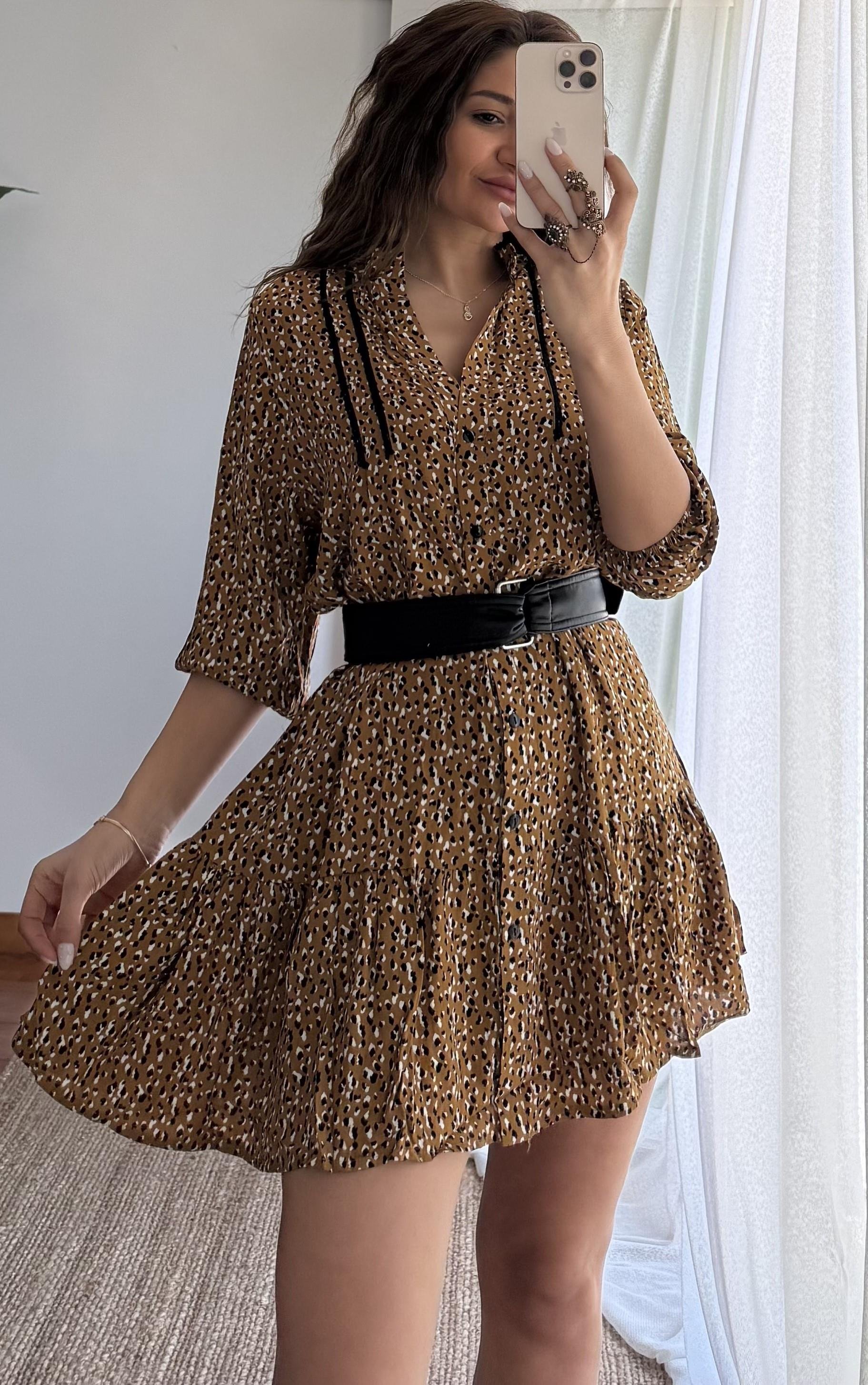 ÖNDEN DÜĞMELİ LEOPAR ELBİSE