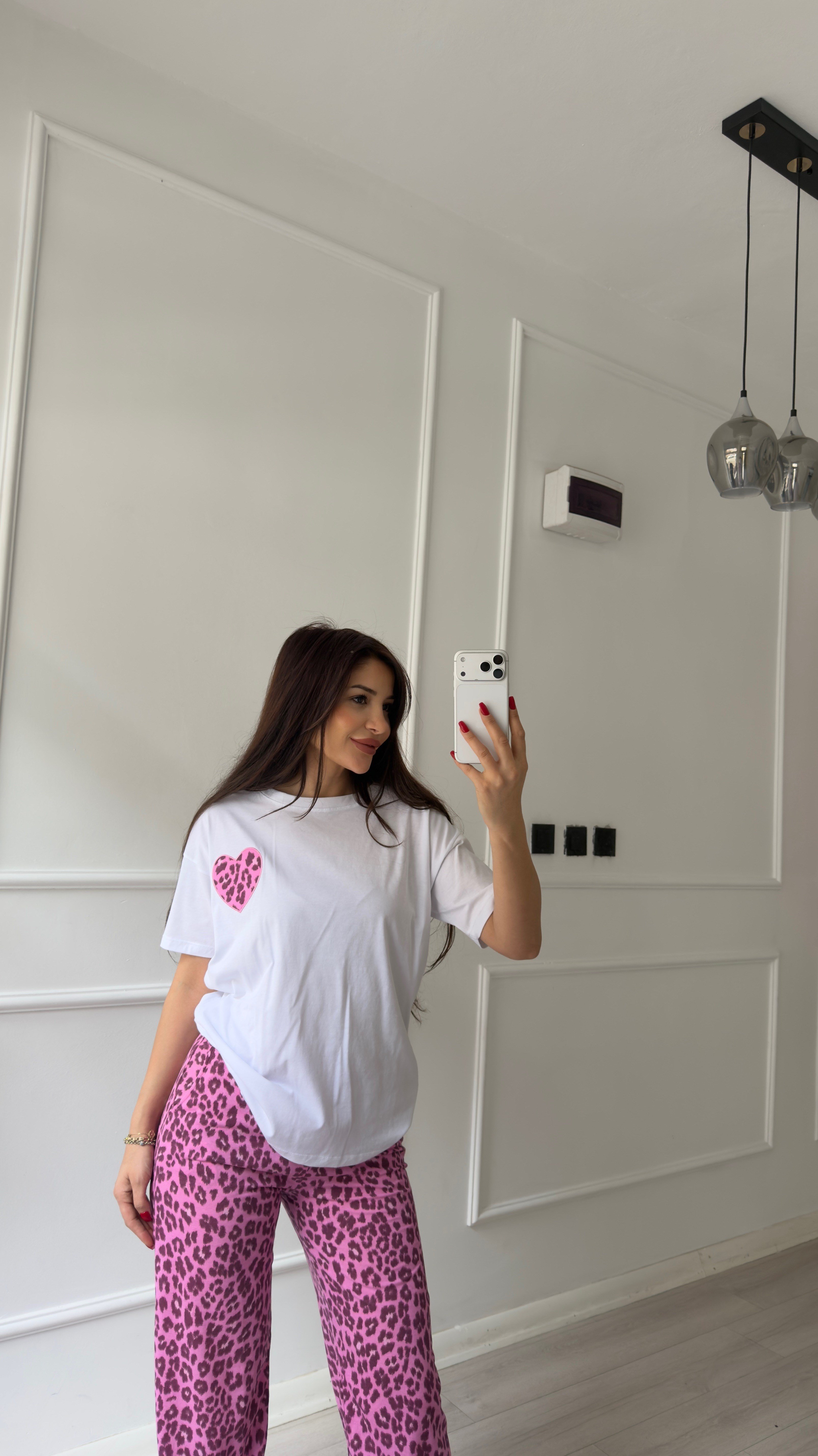 Pembe Leopar Desenli Pantolon Ve Kalpli Tişört Takım