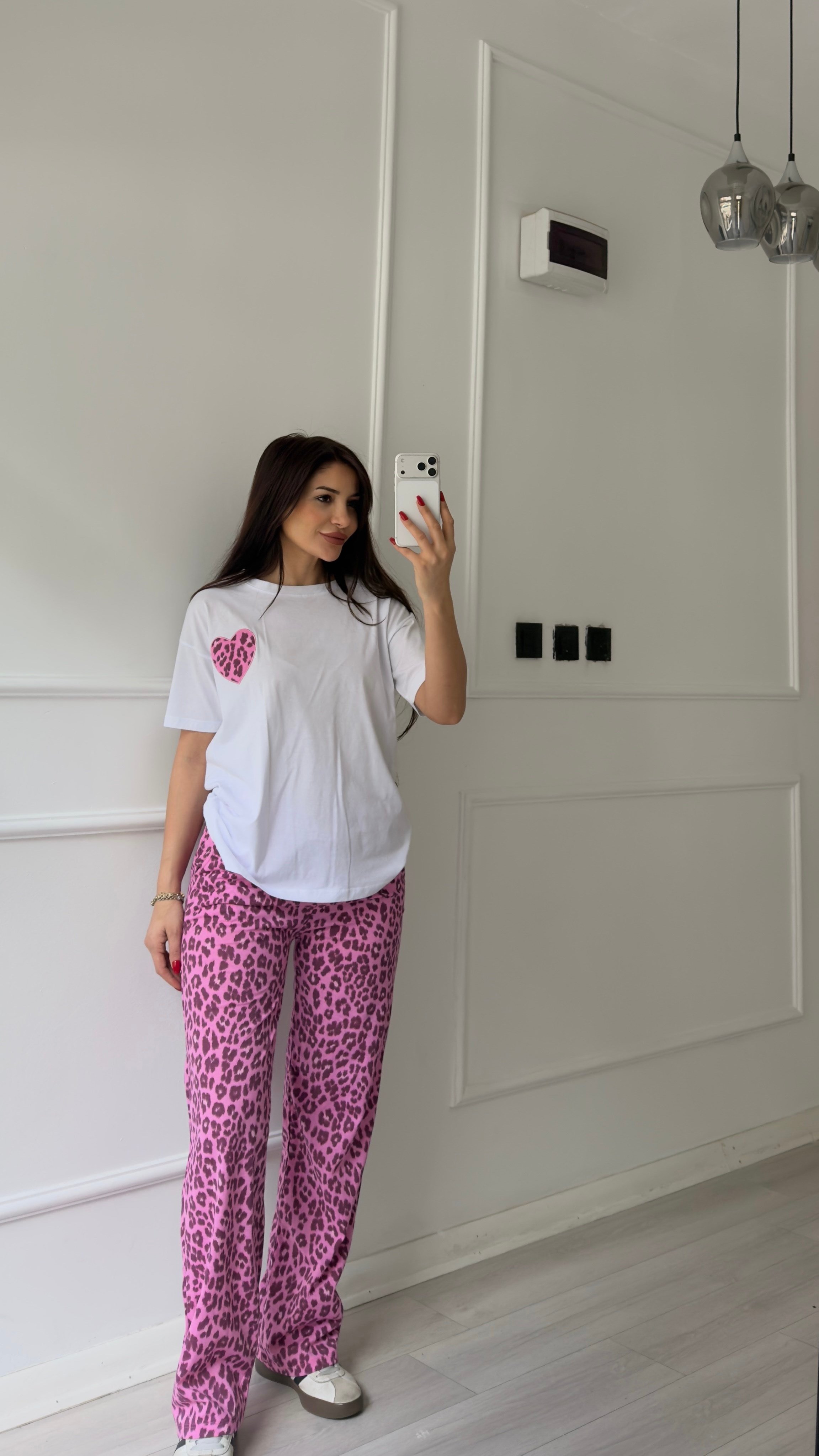 Pembe Leopar Desenli Pantolon Ve Kalpli Tişört Takım