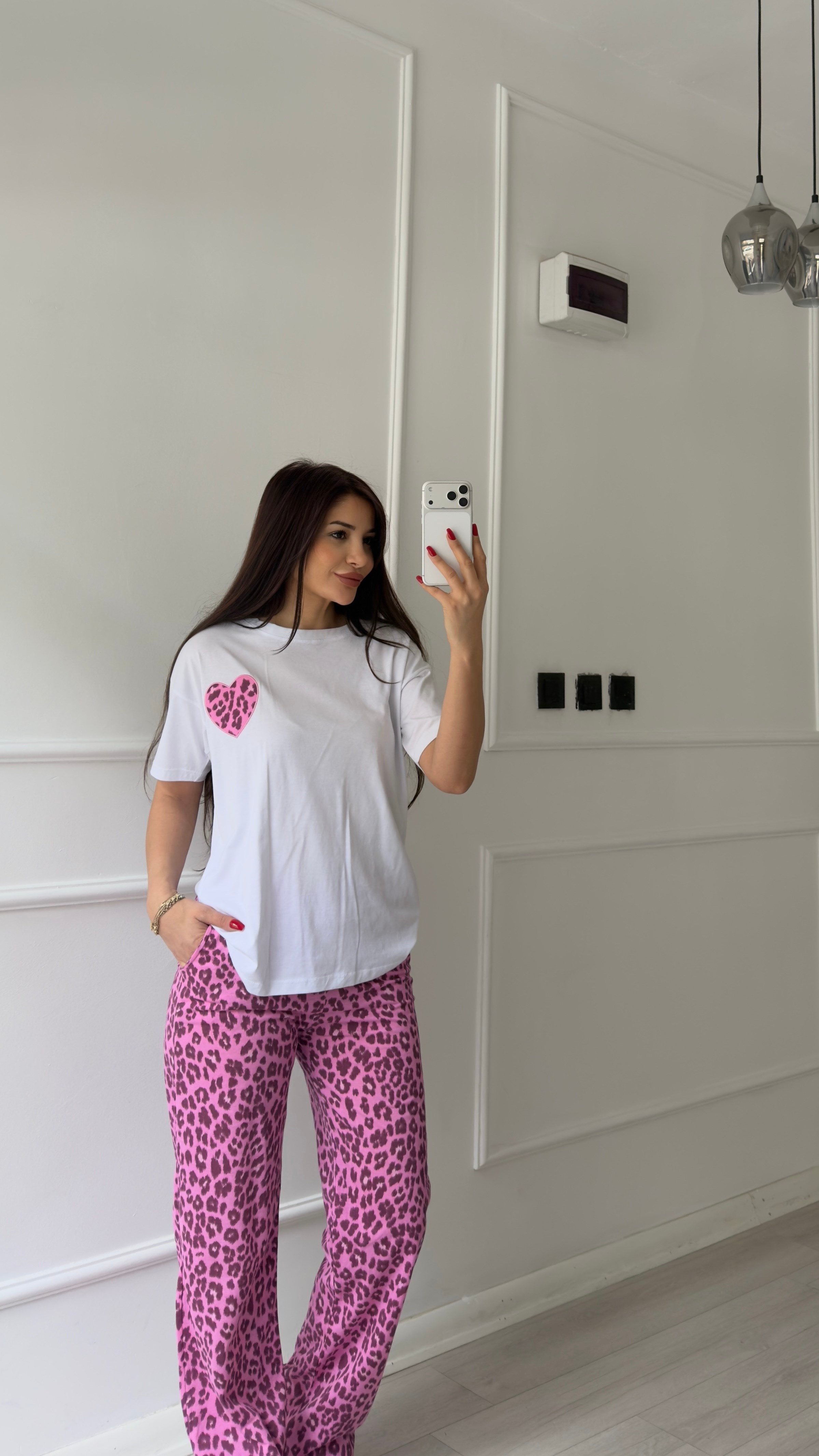 Pembe Leopar Desenli Pantolon Ve Kalpli Tişört Takım