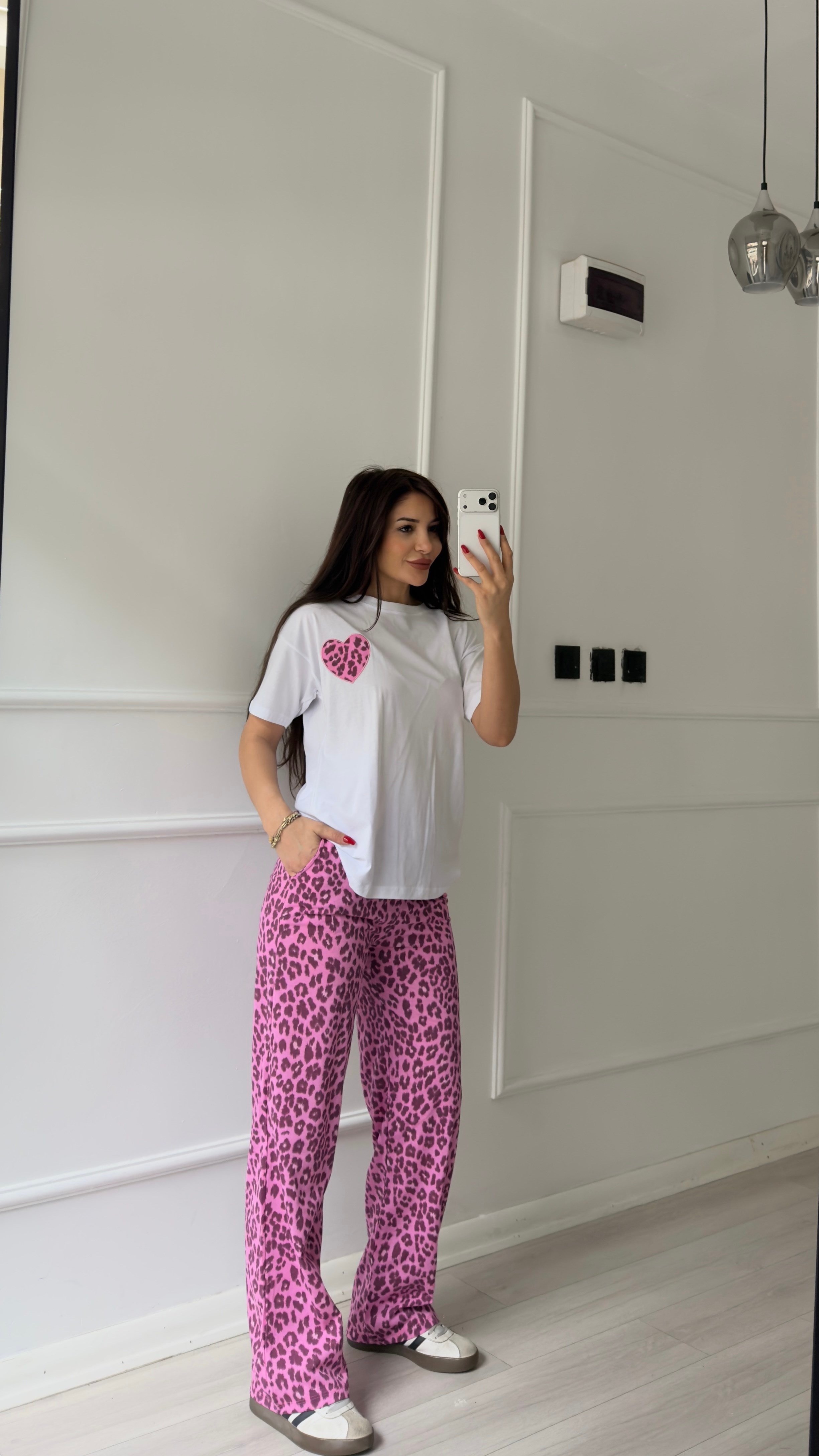 Pembe Leopar Desenli Pantolon Ve Kalpli Tişört Takım