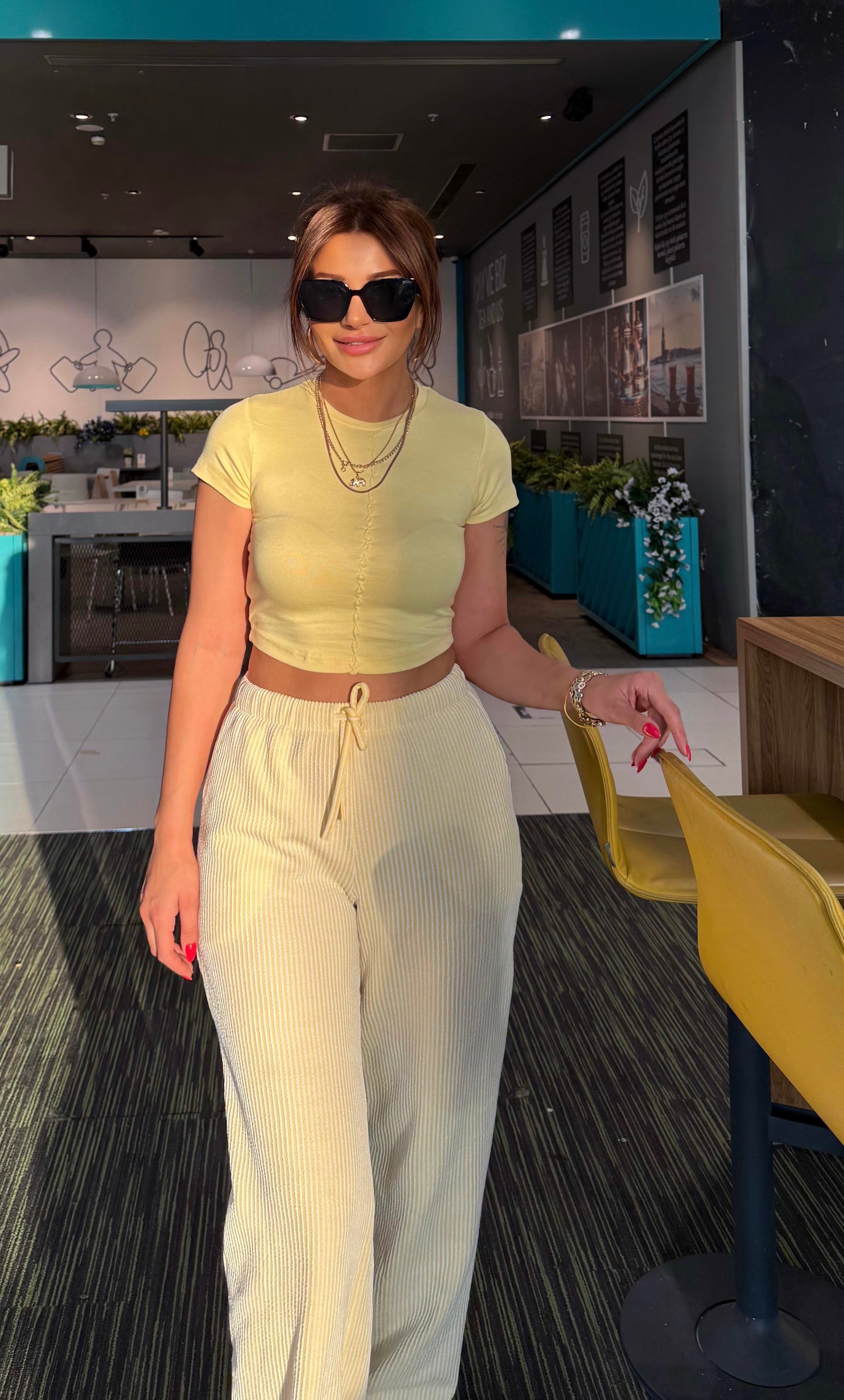 Sarı Bisiklet Yaka Fit Basic Tişört