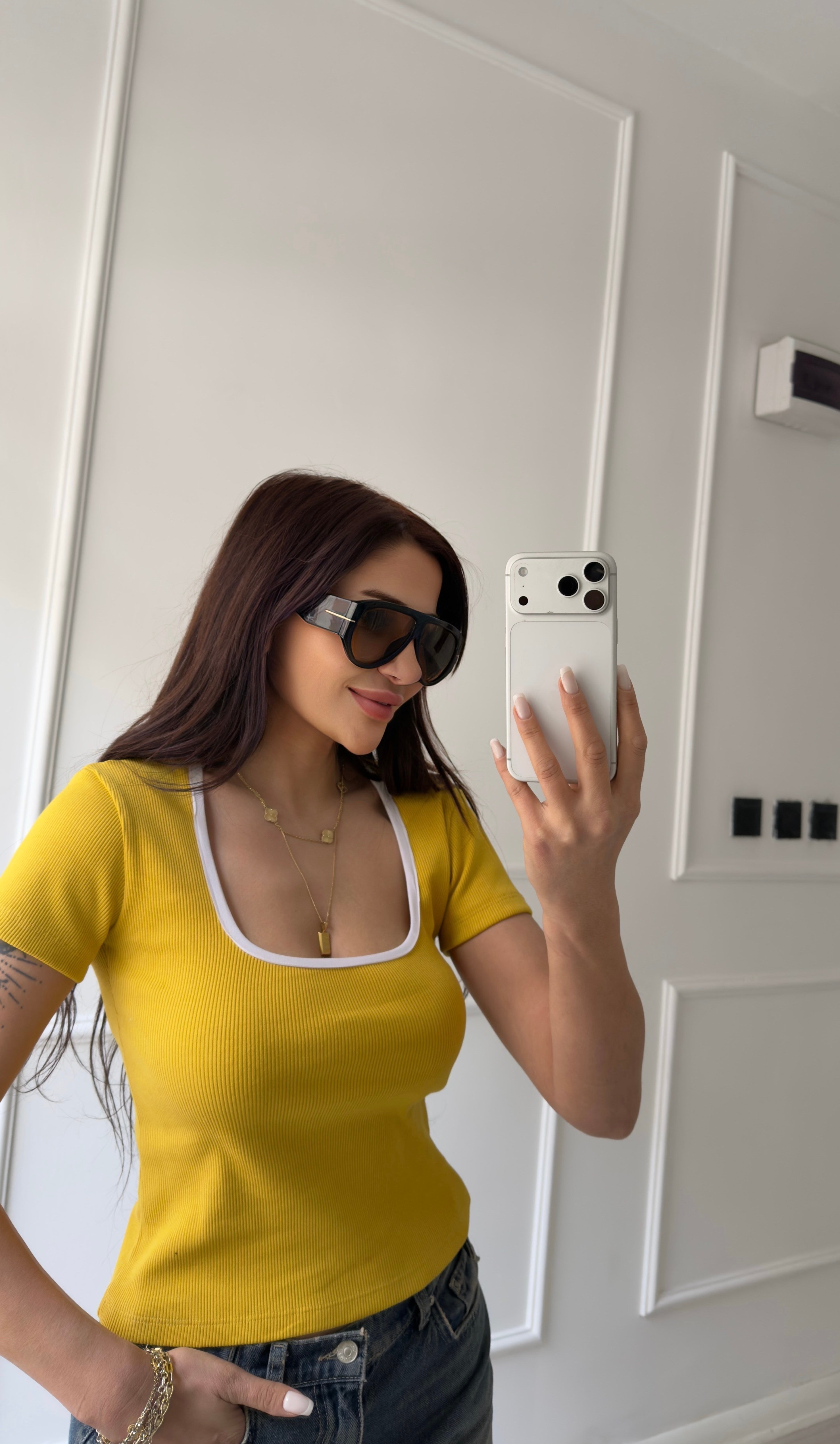 Sarı Kaşkorse Yaka Detaylı Tişört