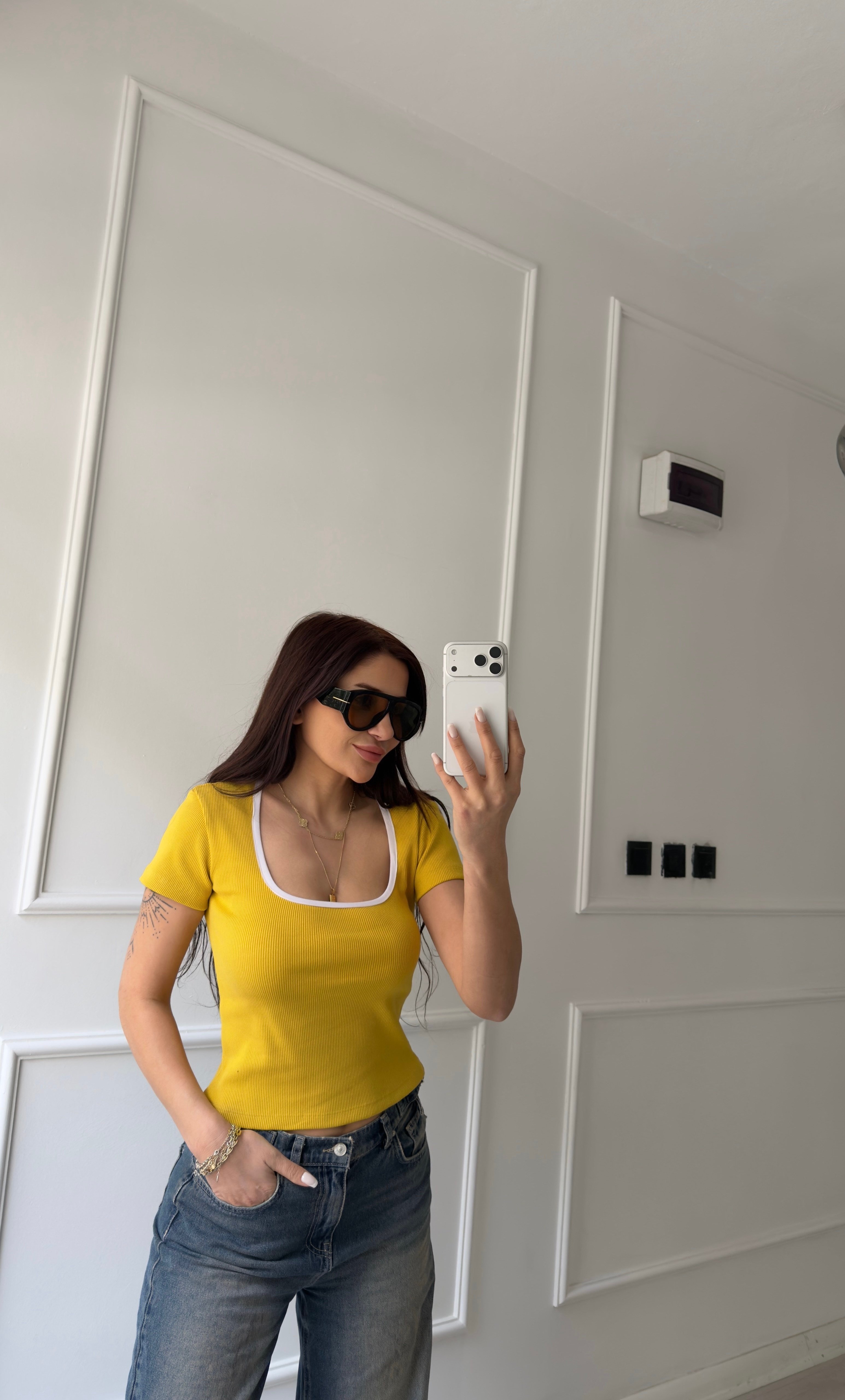 Sarı Kaşkorse Yaka Detaylı Tişört