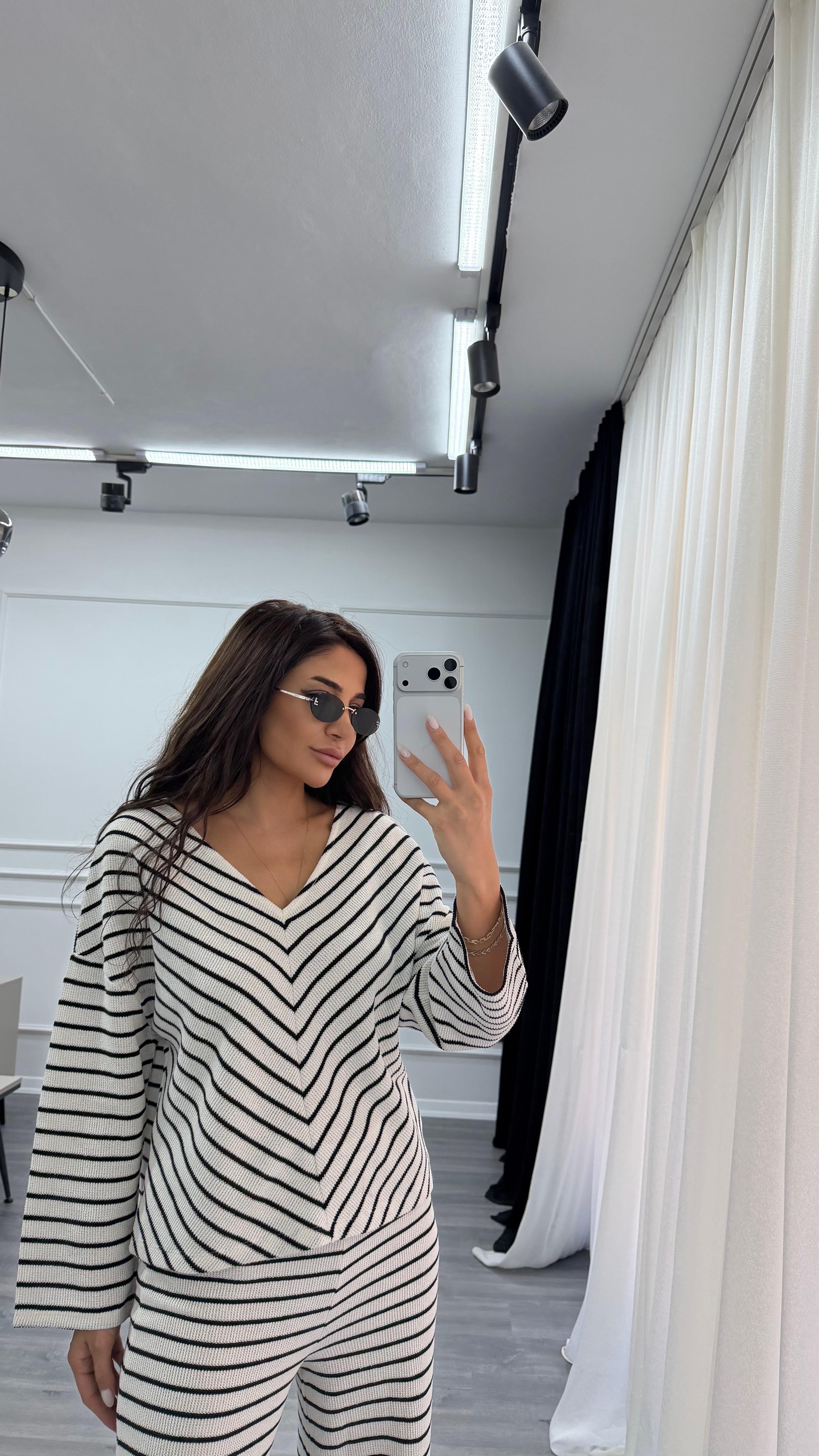 Siyah Ekru Çizgili V Yaka Örme Takım