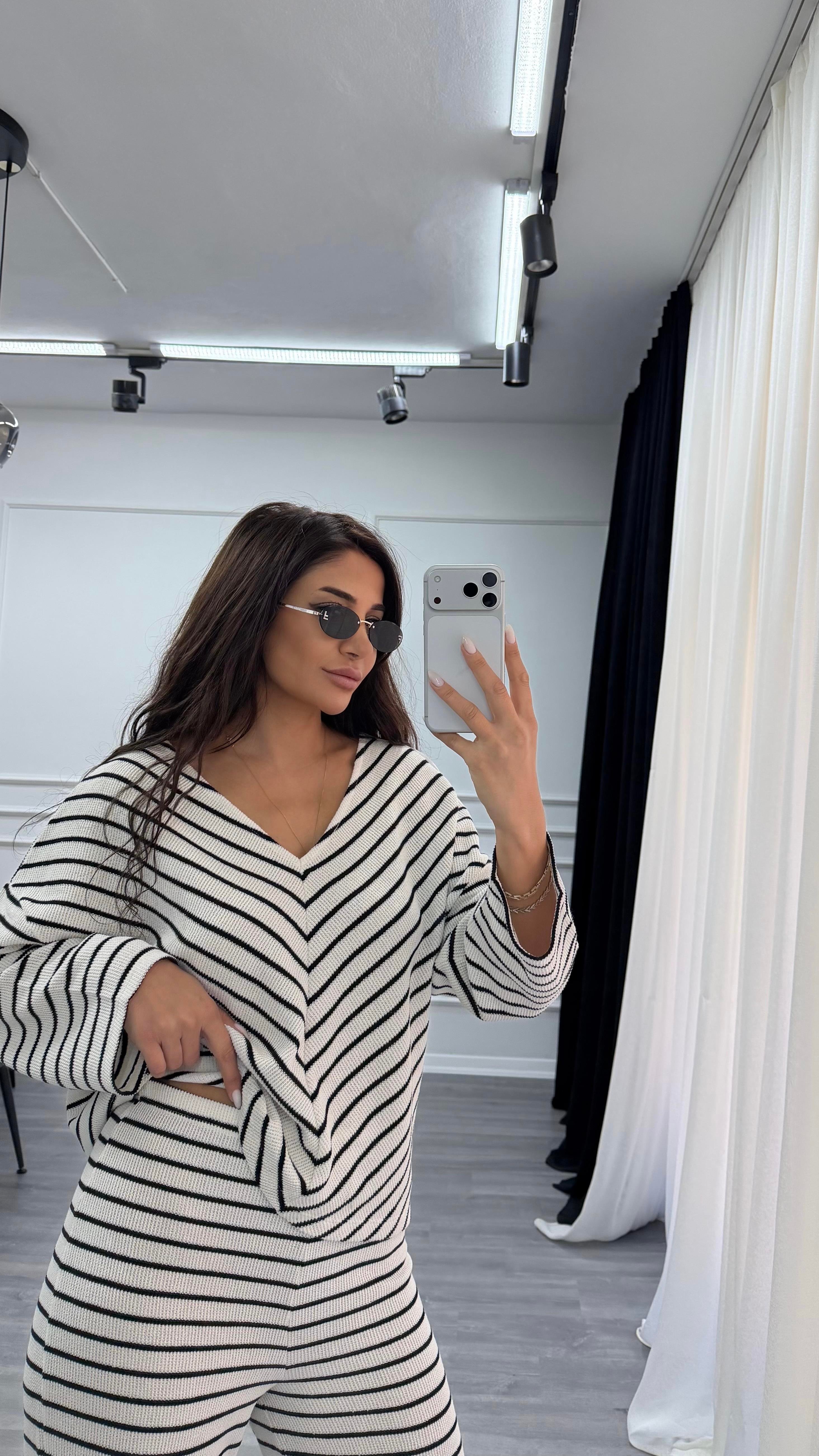 Siyah Ekru Çizgili V Yaka Örme Takım