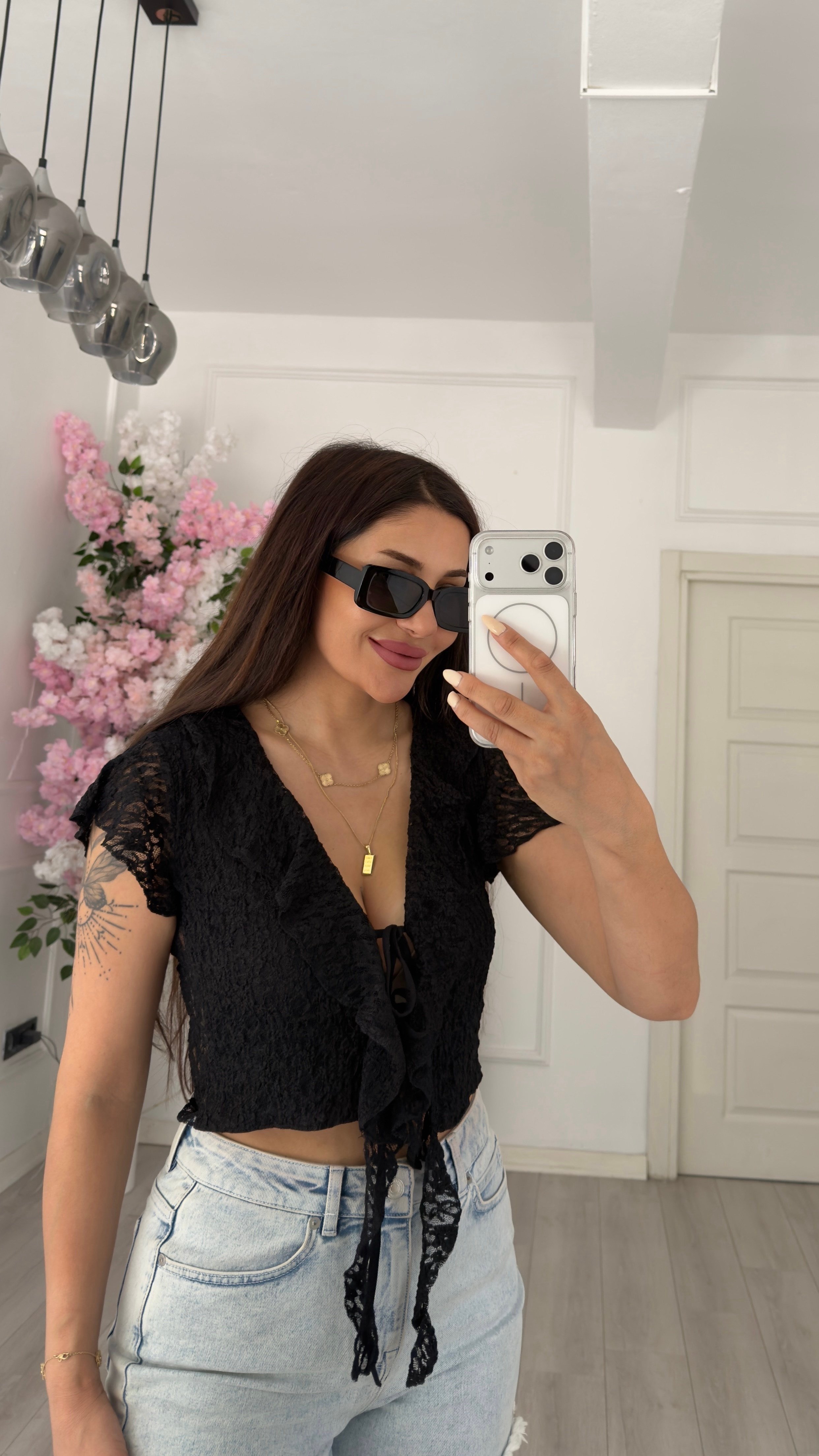 Siyah Fırfır Detaylı Bağcıklı V Yaka Dantel Crop Bluz