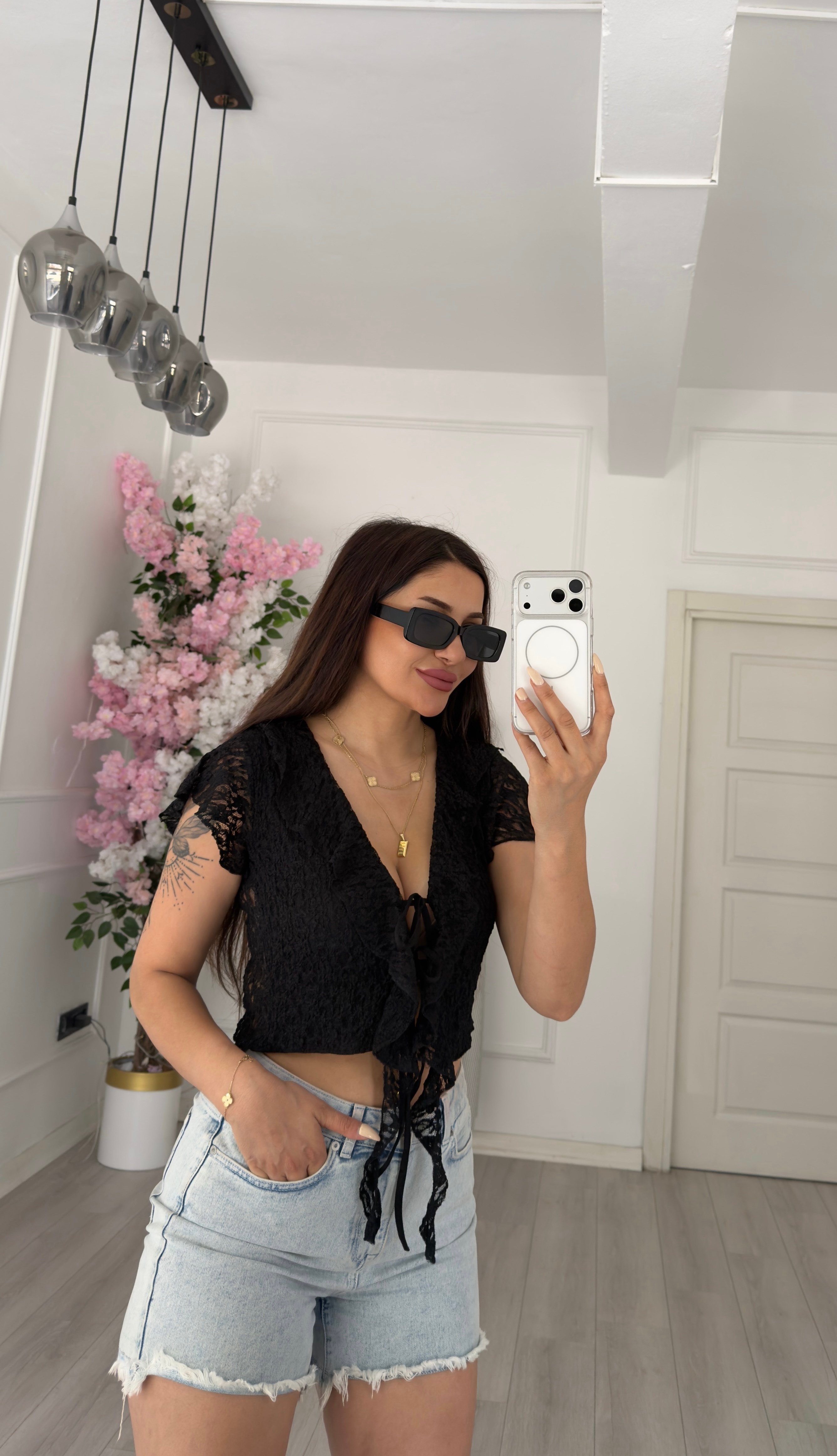 Siyah Fırfır Detaylı Bağcıklı V Yaka Dantel Crop Bluz