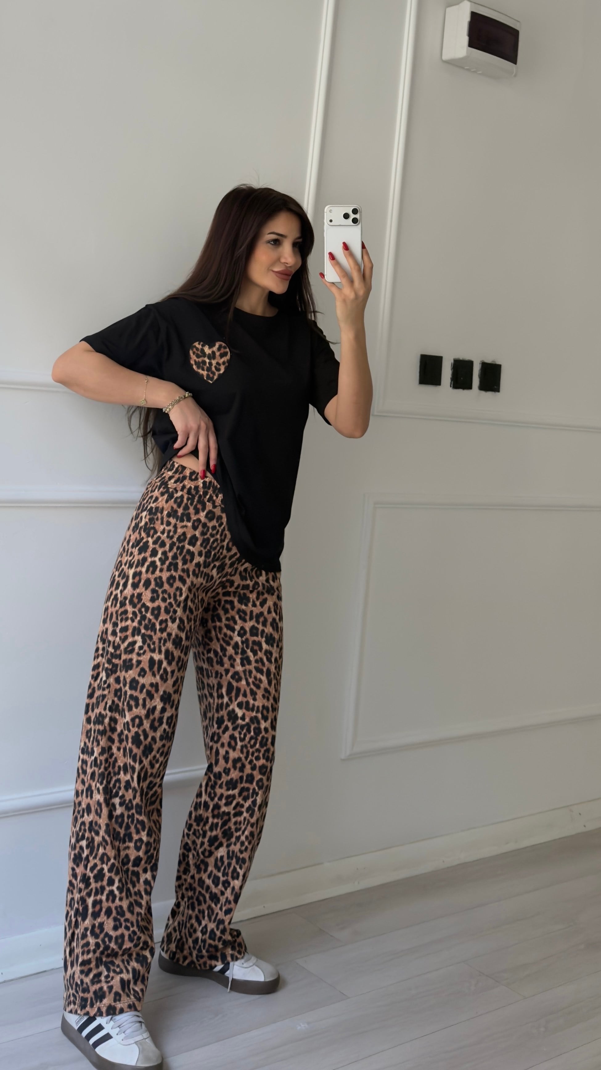 Siyah Leopar Desenli Pantolon Ve Kalpli Tişört Takım