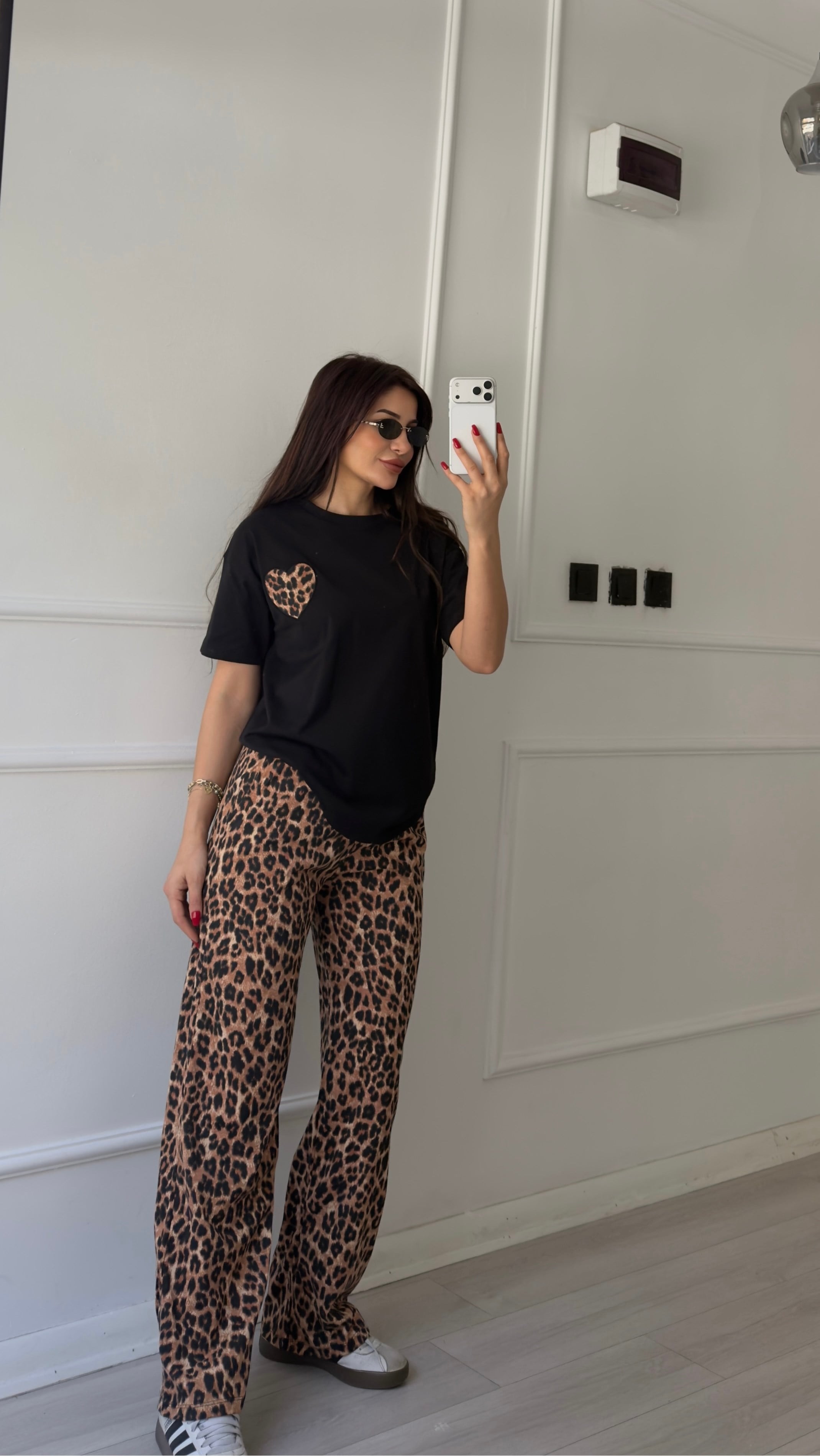 Siyah Leopar Desenli Pantolon Ve Kalpli Tişört Takım