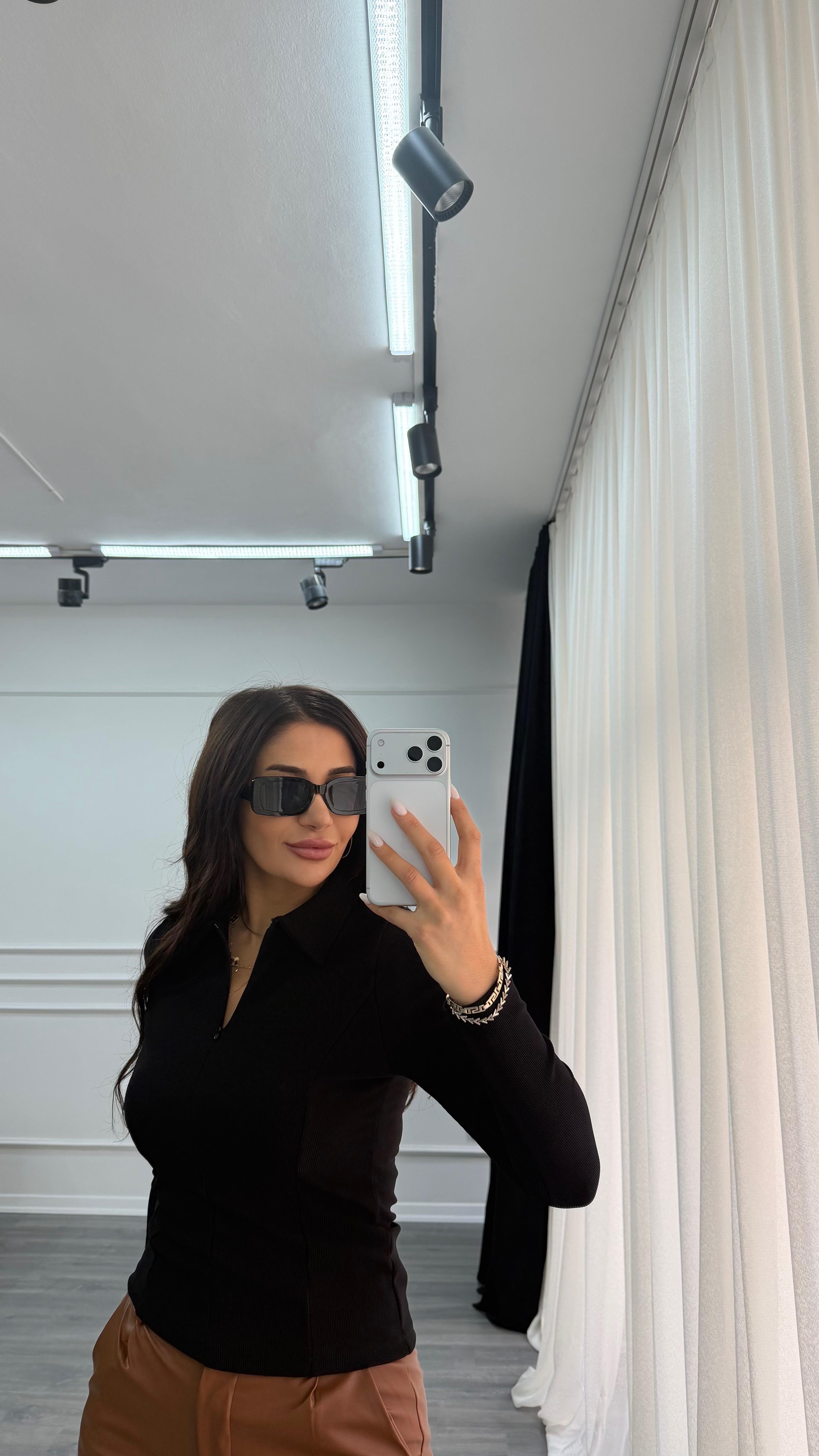 Siyah Polo Yaka Yarım Fermuarlı Esnek Bluz