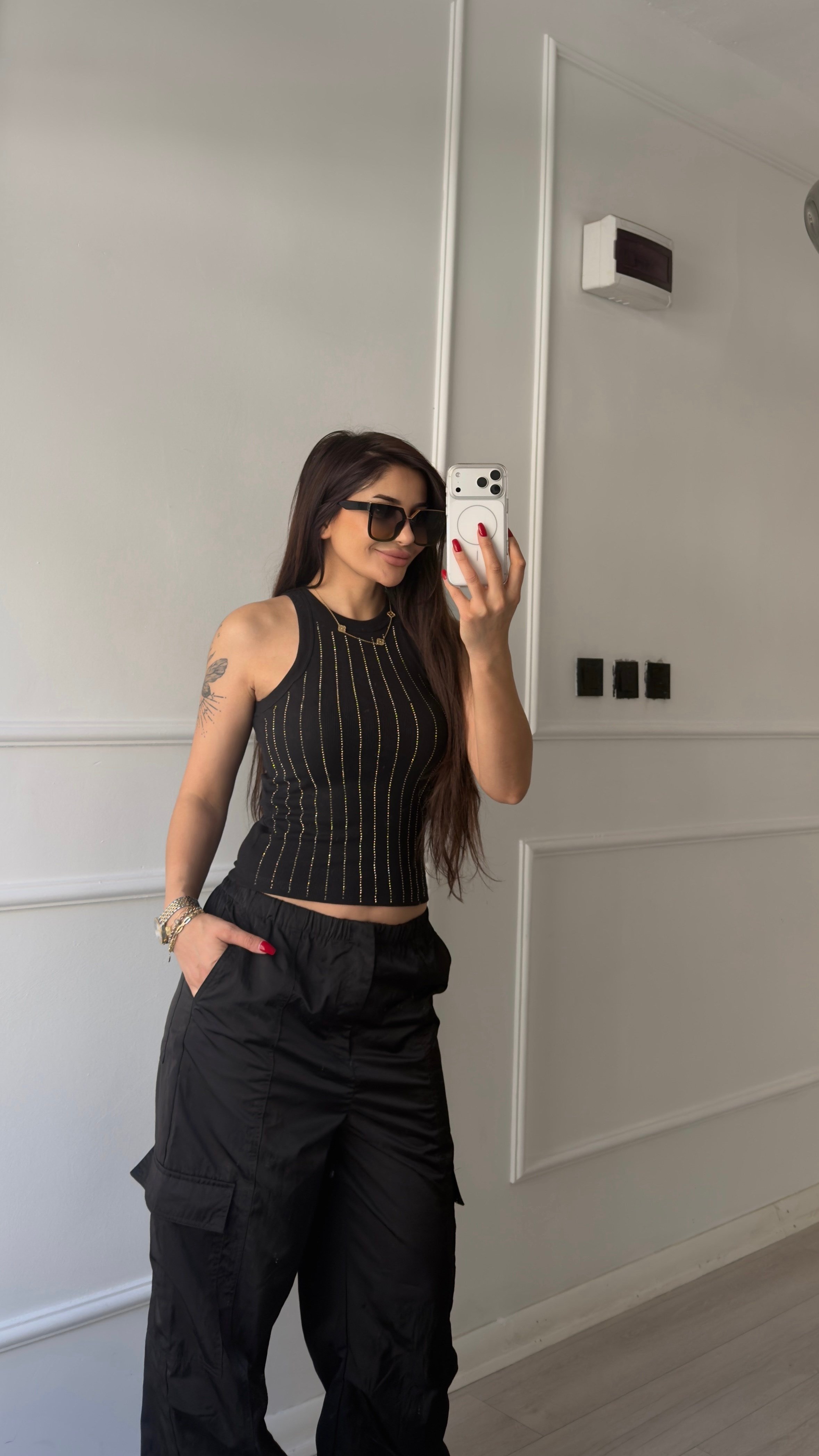 Siyah Taş Detaylı Sıfır Kol Bluz