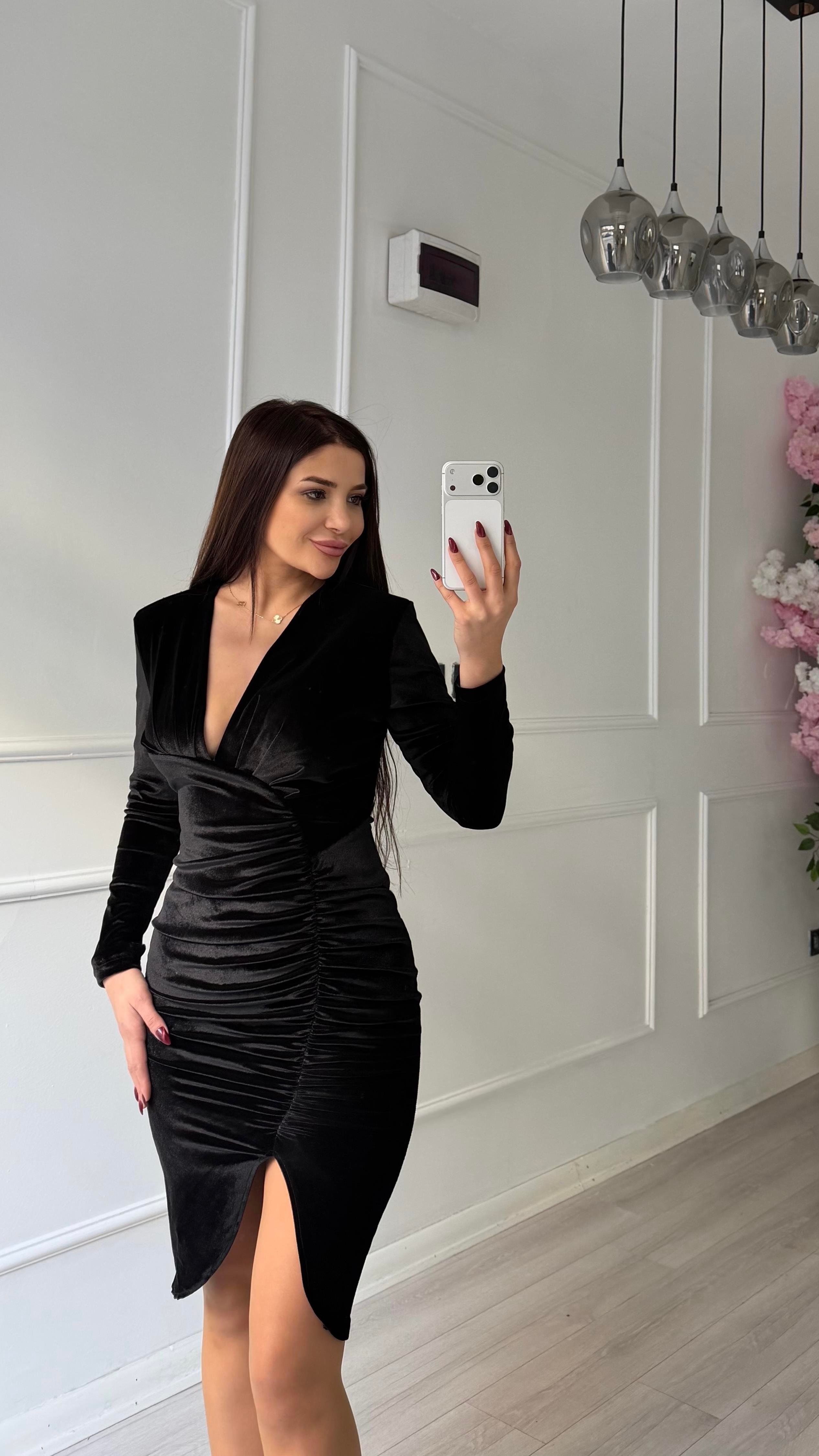 Siyah Vatkalı V Yaka Büzgülü Kadife Elbise