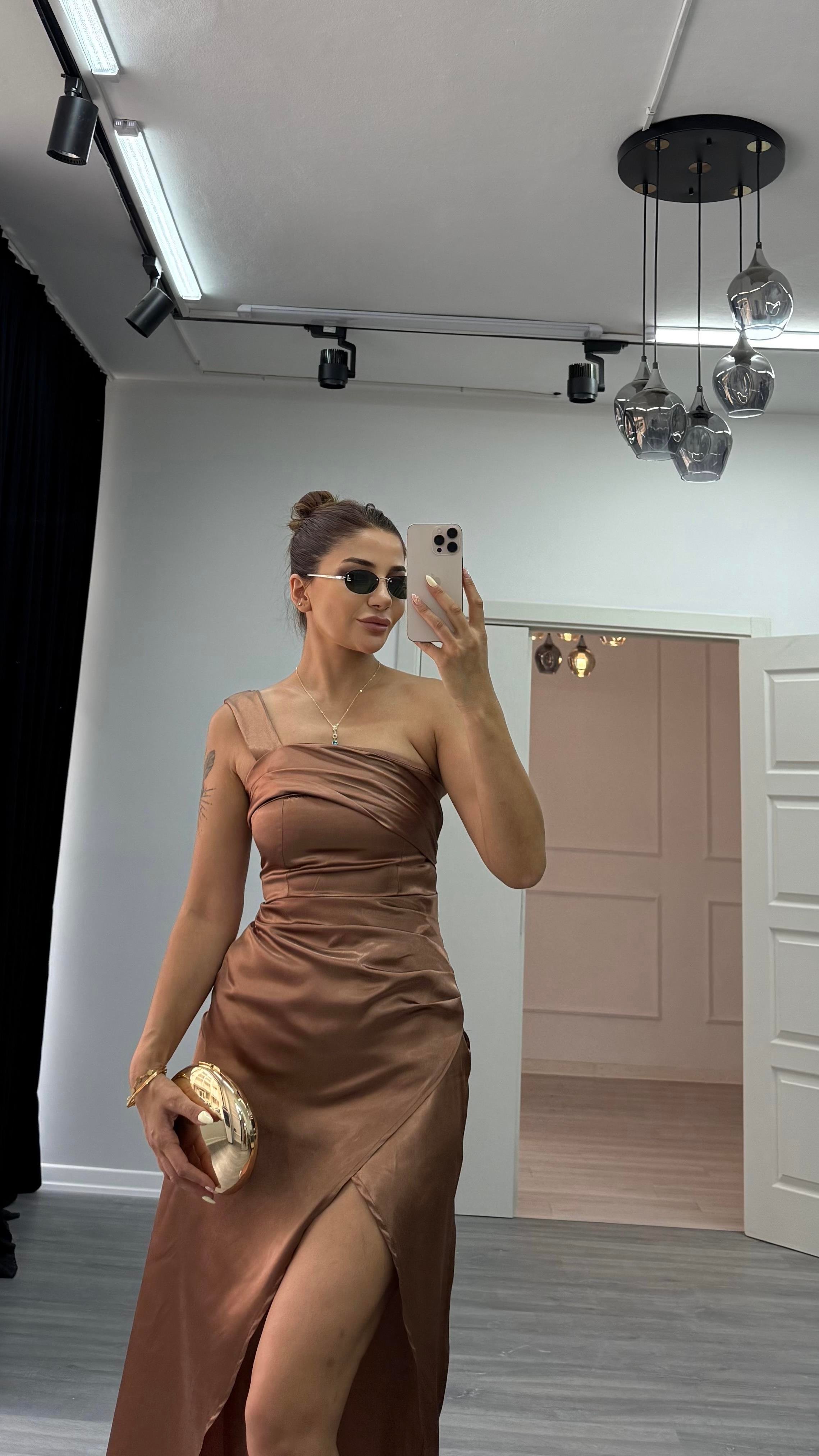 Tek Omuzlu Drabeli Yırtmaçlı Elbise-Caramel