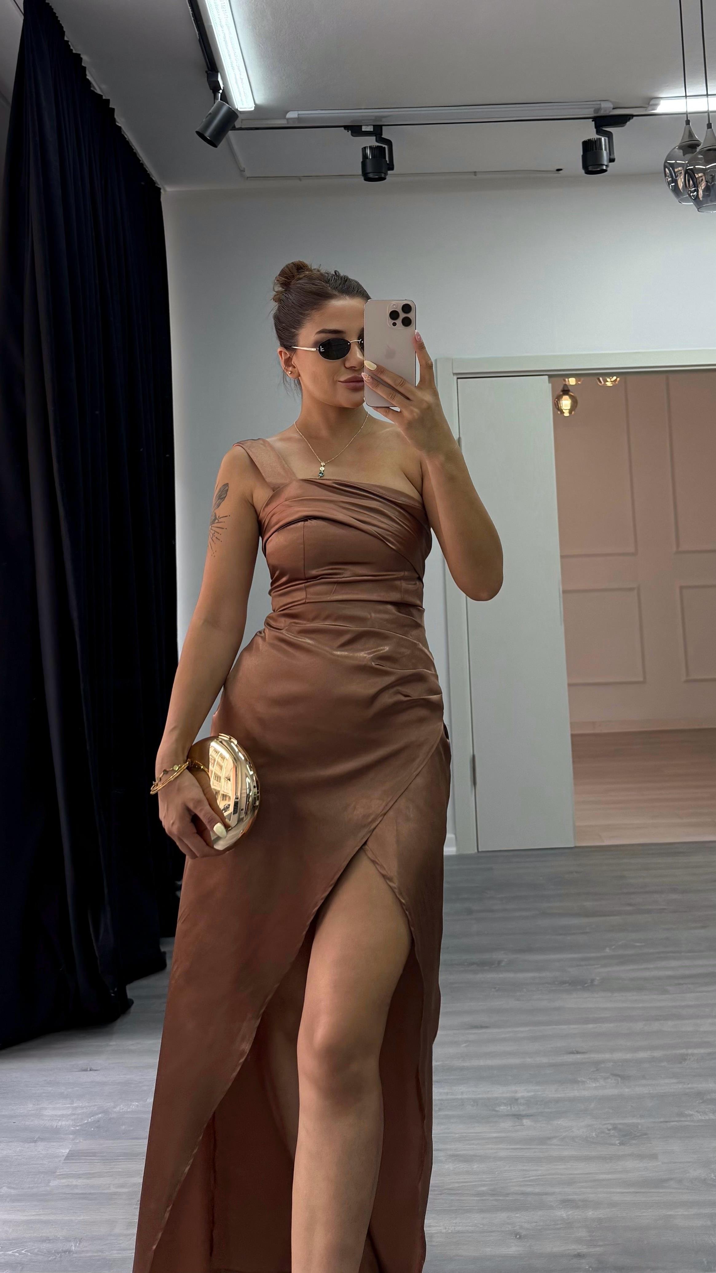 Tek Omuzlu Drabeli Yırtmaçlı Elbise-Caramel