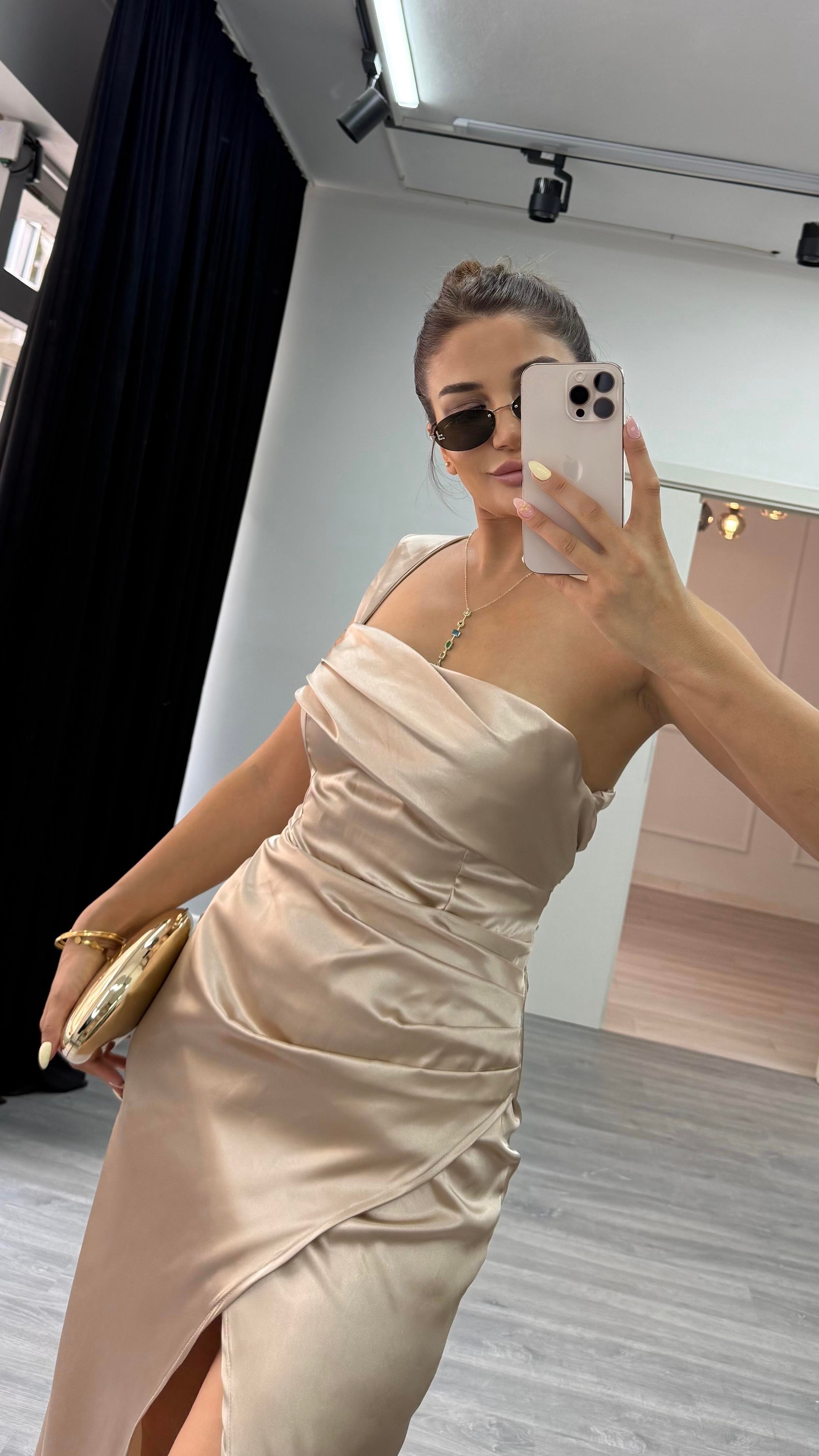 Tek Omuzlu Drabeli Yırtmaçlı Elbise-Ekru