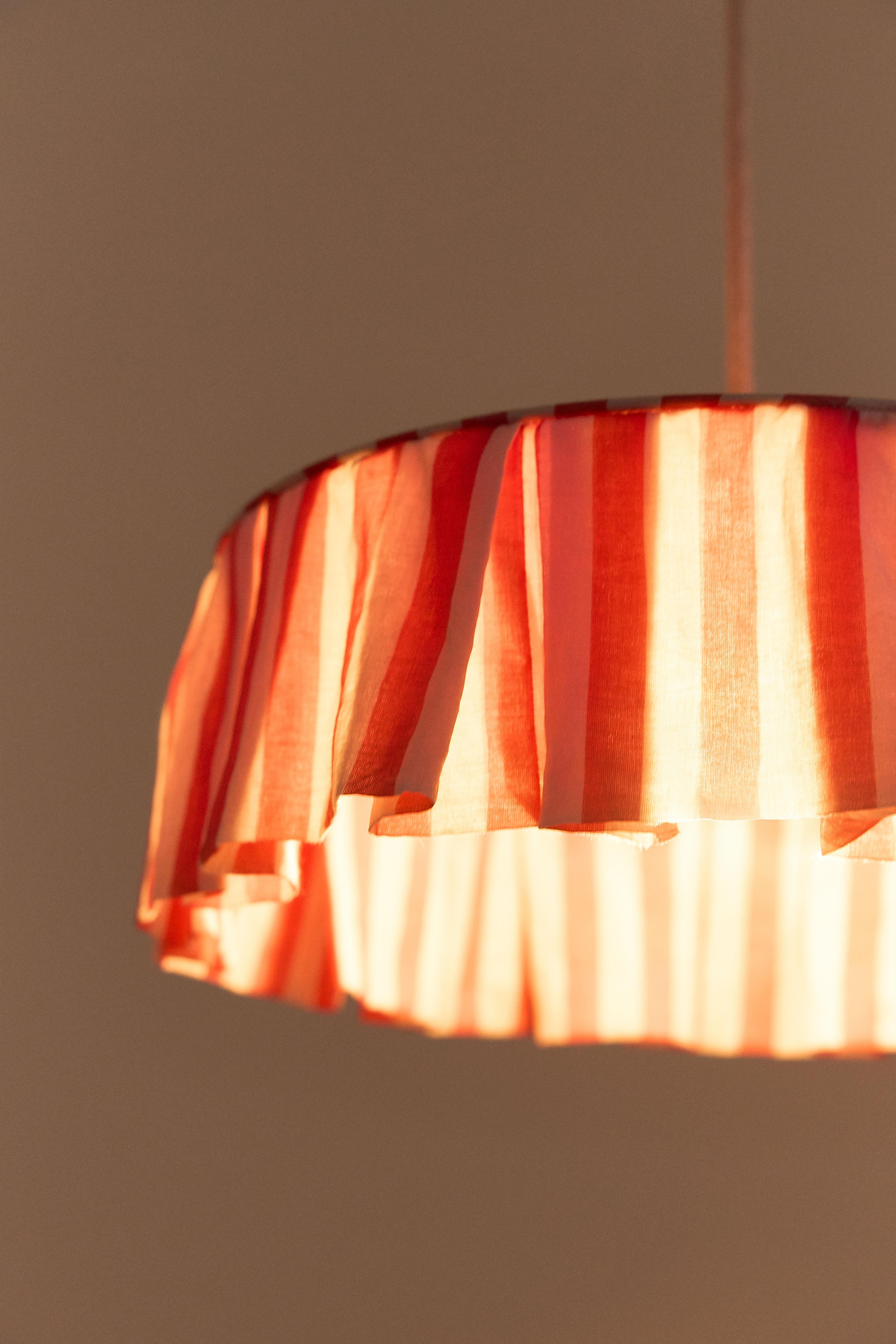 Vibes Aydınlatma Şapkası, 40cm çap, Red Stripes Kategorisiz NOBODINOZ