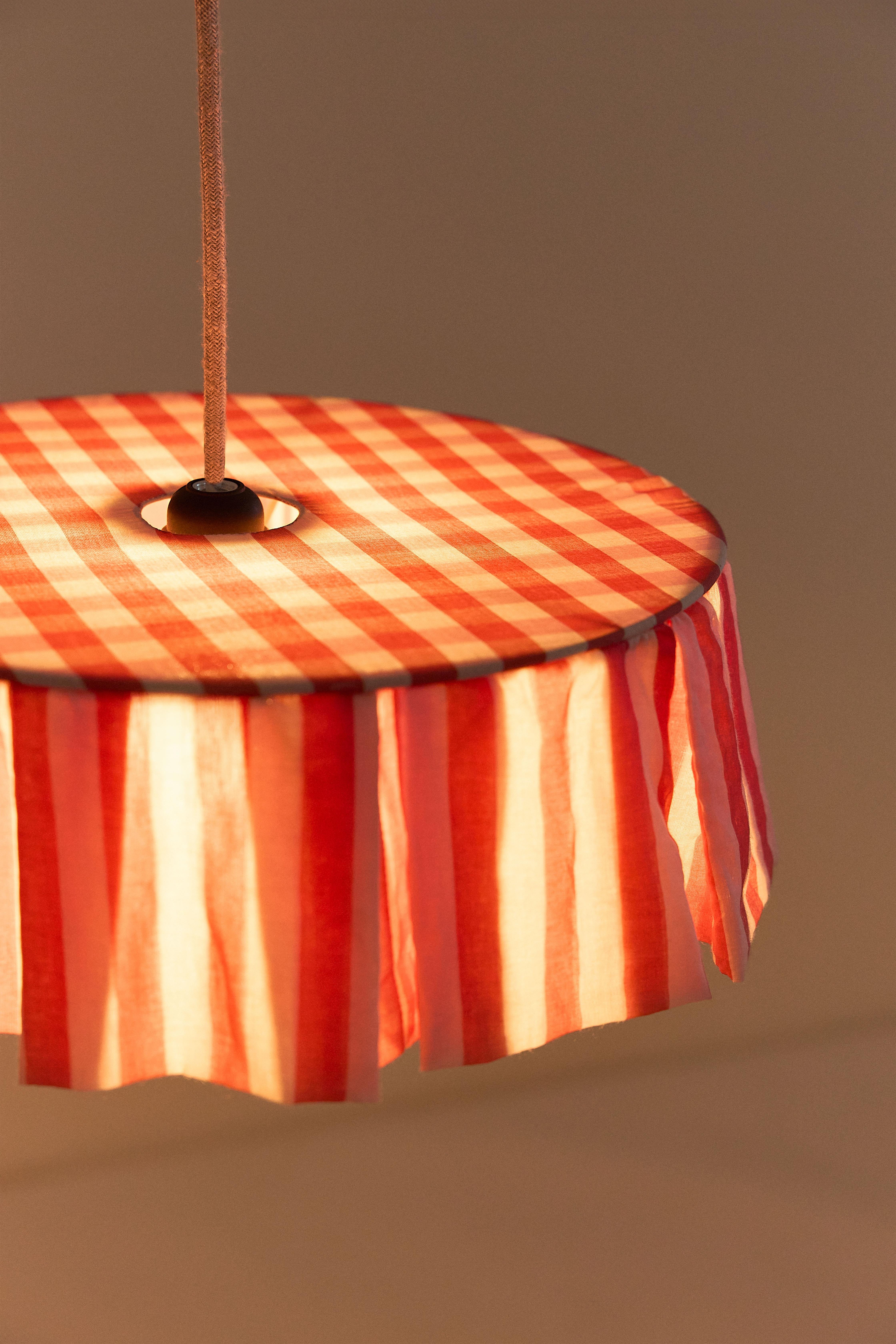 Vibes Aydınlatma Şapkası, 40cm çap, Red Stripes Kategorisiz NOBODINOZ