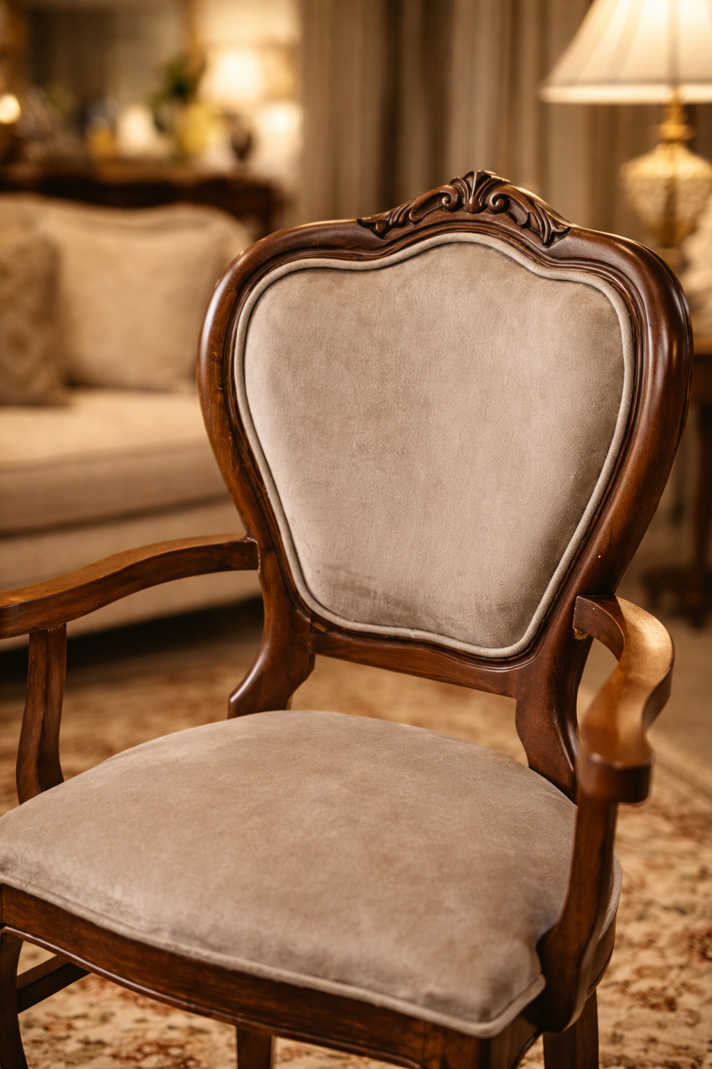 Alvord Doğal Ahşap Kayın Ceviz Renk Kolçaklı Sandalye Detaylı İşçilik Modern Şık Tasarım