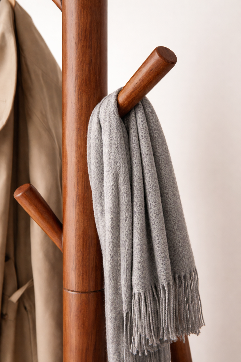 Dik Gövdeli Ahşap Askılık – Ağaç Formlu Modern Portmanto – 178 cm