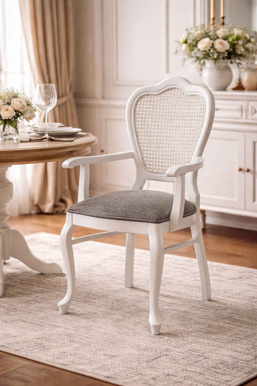 Leman Doğal Ahşap Kayın Beyaz Renk Hazeranlı Kolçaklı Sandalye Detaylı İşçilik Modern Şık Tasarım