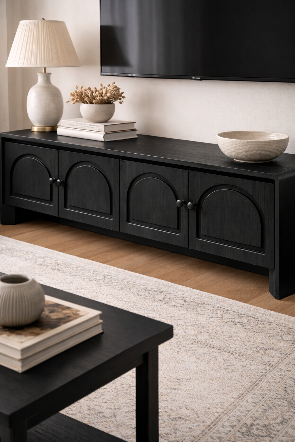 Liora Ahşap TV Ünitesi – Yuvarlatılmış Kapaklı Alçak Salon Konsolu – 190 × 43 × 59 cm