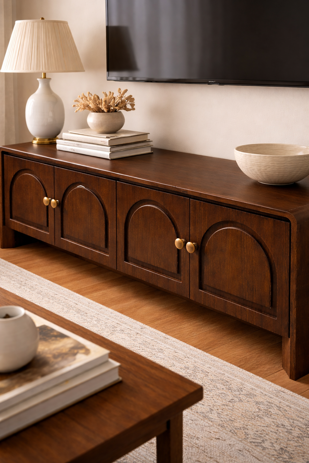 Liora Ahşap TV Ünitesi – Yuvarlatılmış Kapaklı Alçak Salon Konsolu – 190 × 43 × 59 cm