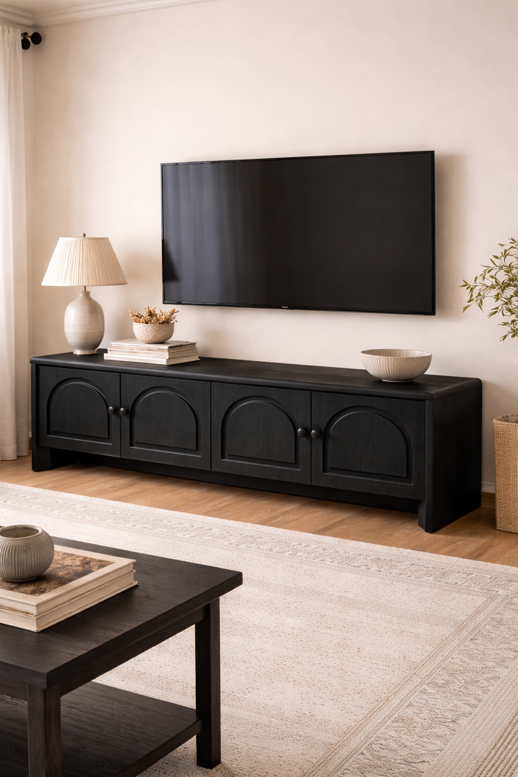 Liora Ahşap TV Ünitesi – Yuvarlatılmış Kapaklı Alçak Salon Konsolu – 190 × 43 × 59 cm