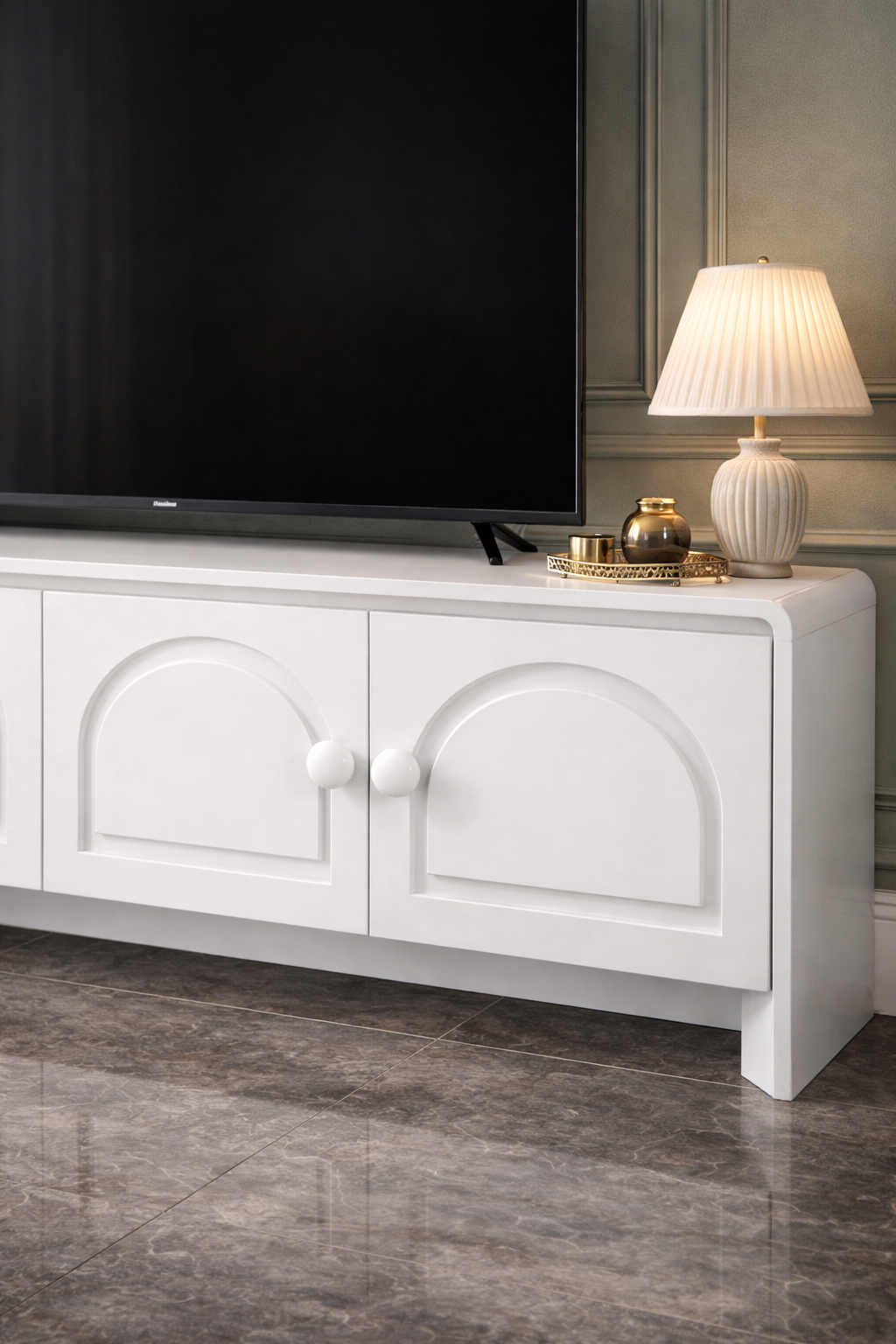 Liora Ahşap TV Ünitesi – Yuvarlatılmış Kapaklı Alçak Salon Konsolu – 190 × 43 × 59 cm