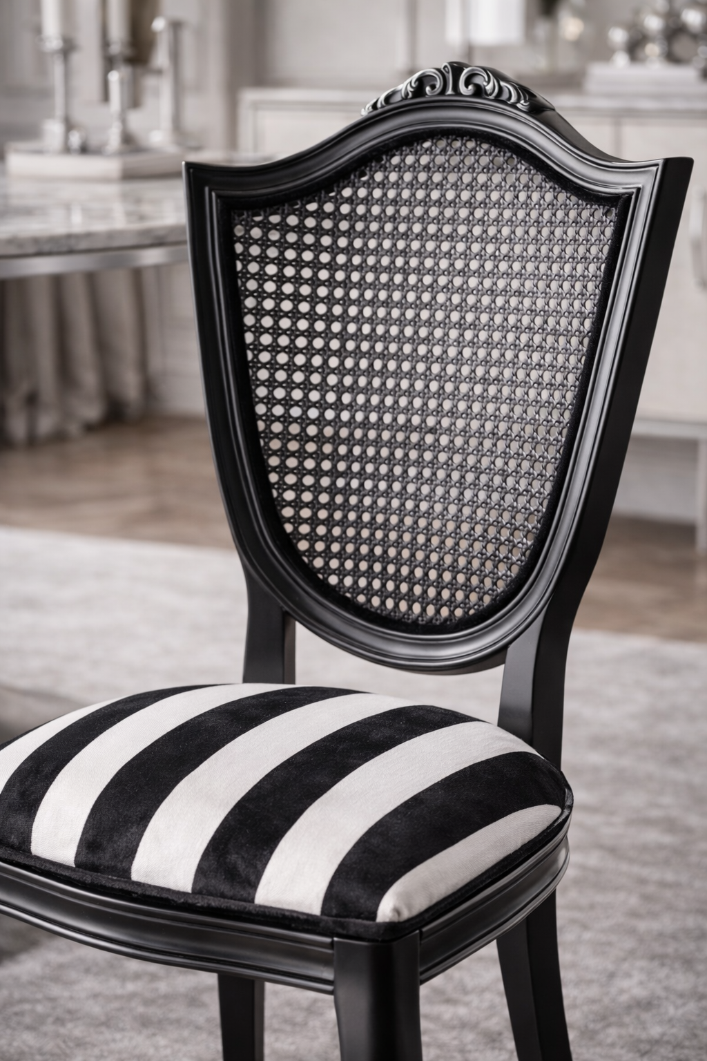 Manola Doğal Ahşap Kayın Siyah Renk Hazeranlı Sandalye Detaylı İşçilik Modern Şık Tasarım