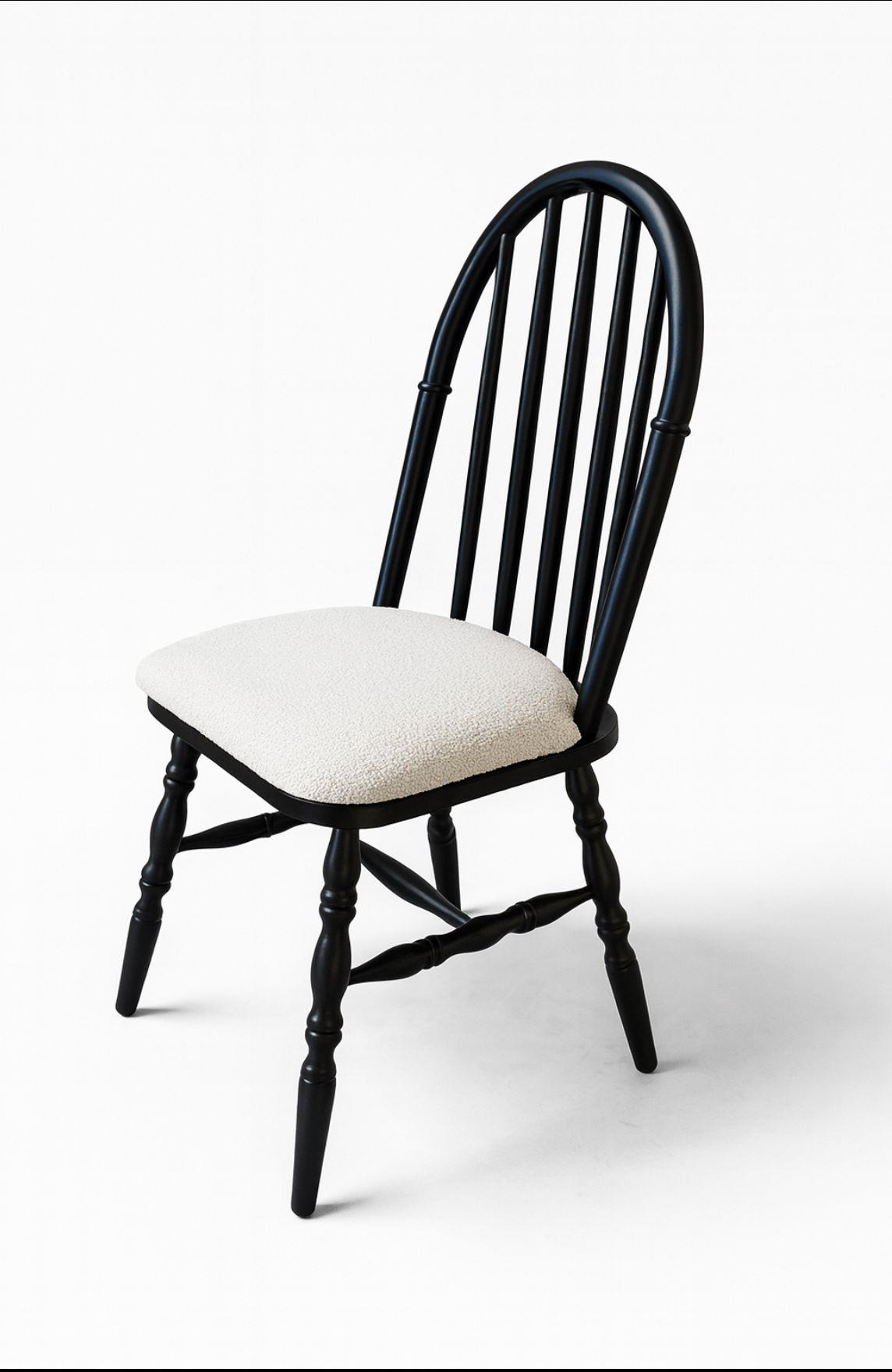 Siyah Açılır Yuvarlak Masa Takımı 100×100 – 135 cm | Kayın Torna Ayaklı Sandalyeli Modern Yemek Masası