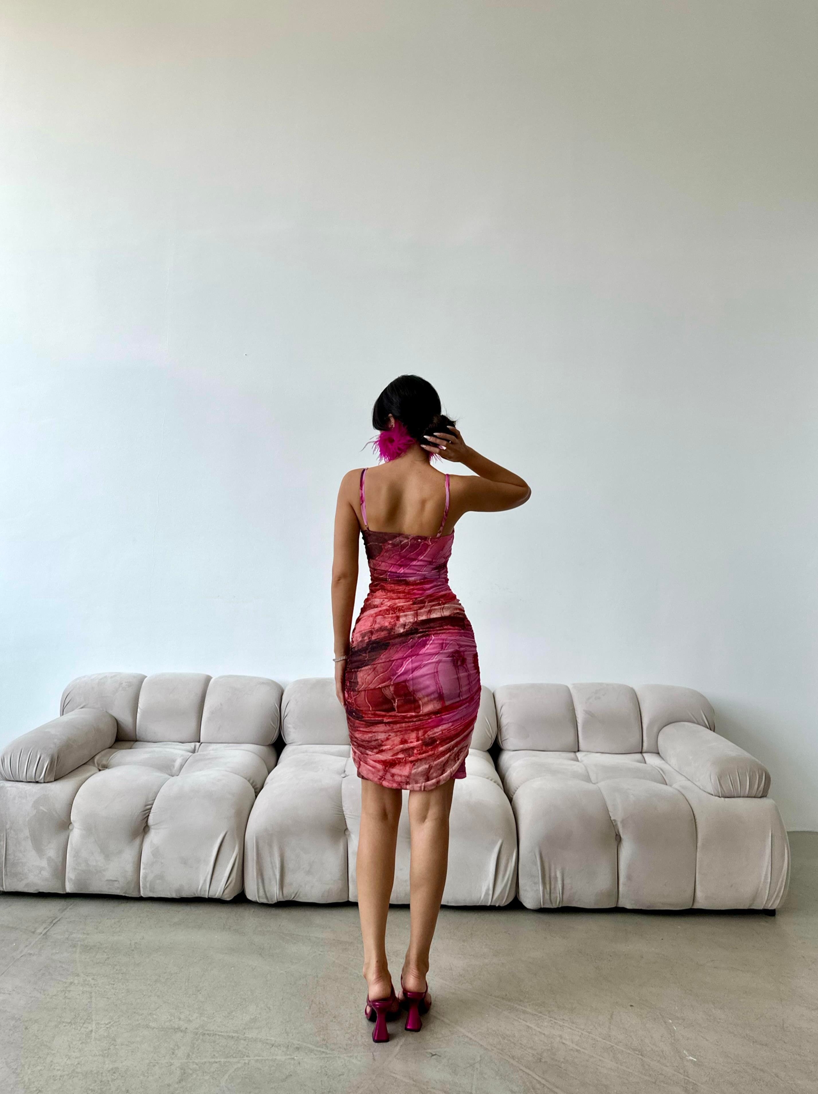 İnce Ayarlanabilir Askılı Drape Detaylı Desenli Pembe Elbise