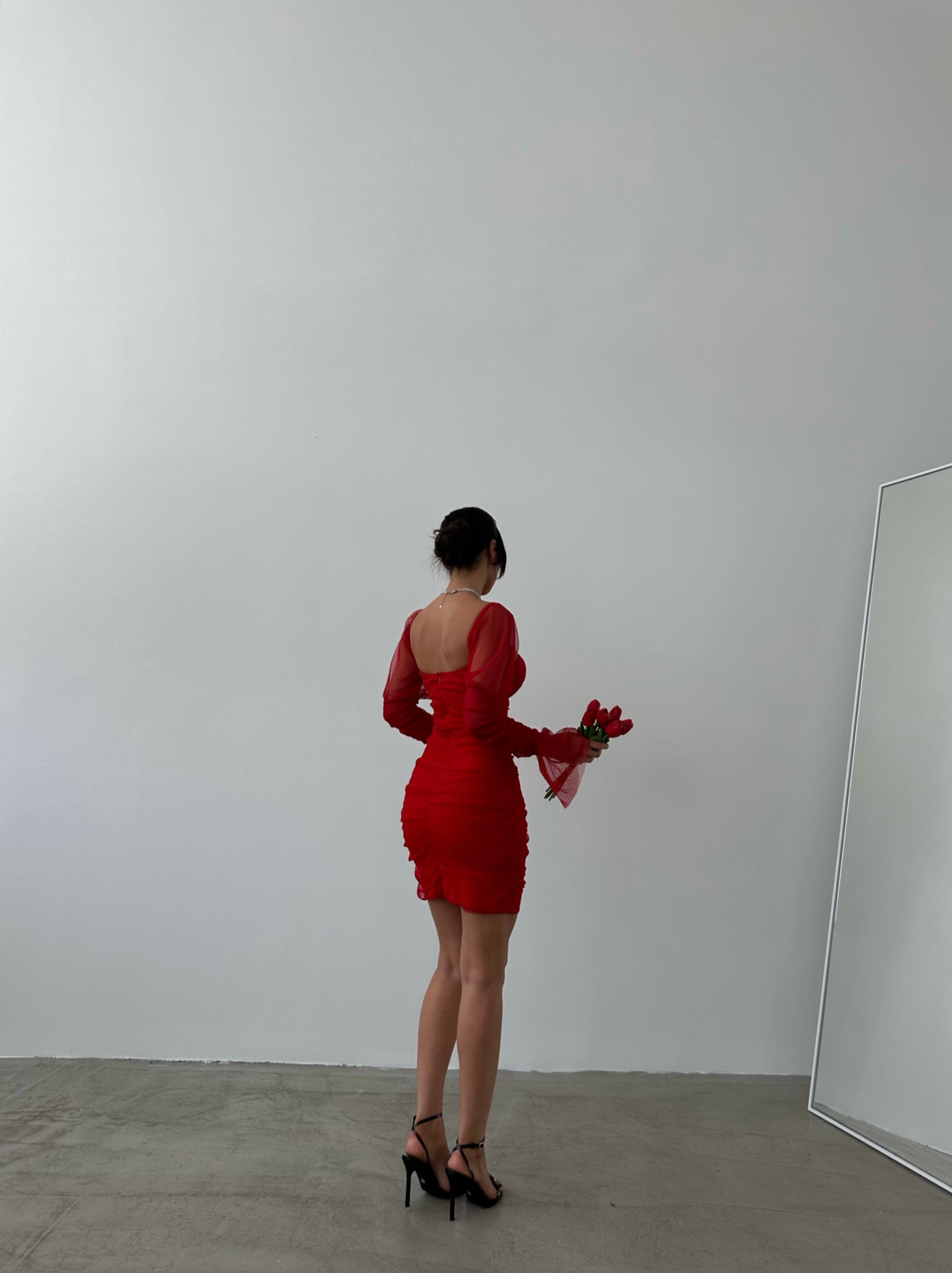 Kalp Yaka Omuz Lastikli Uzun Kol Drape Detaylı Kırmızı Mini Tül Elbise