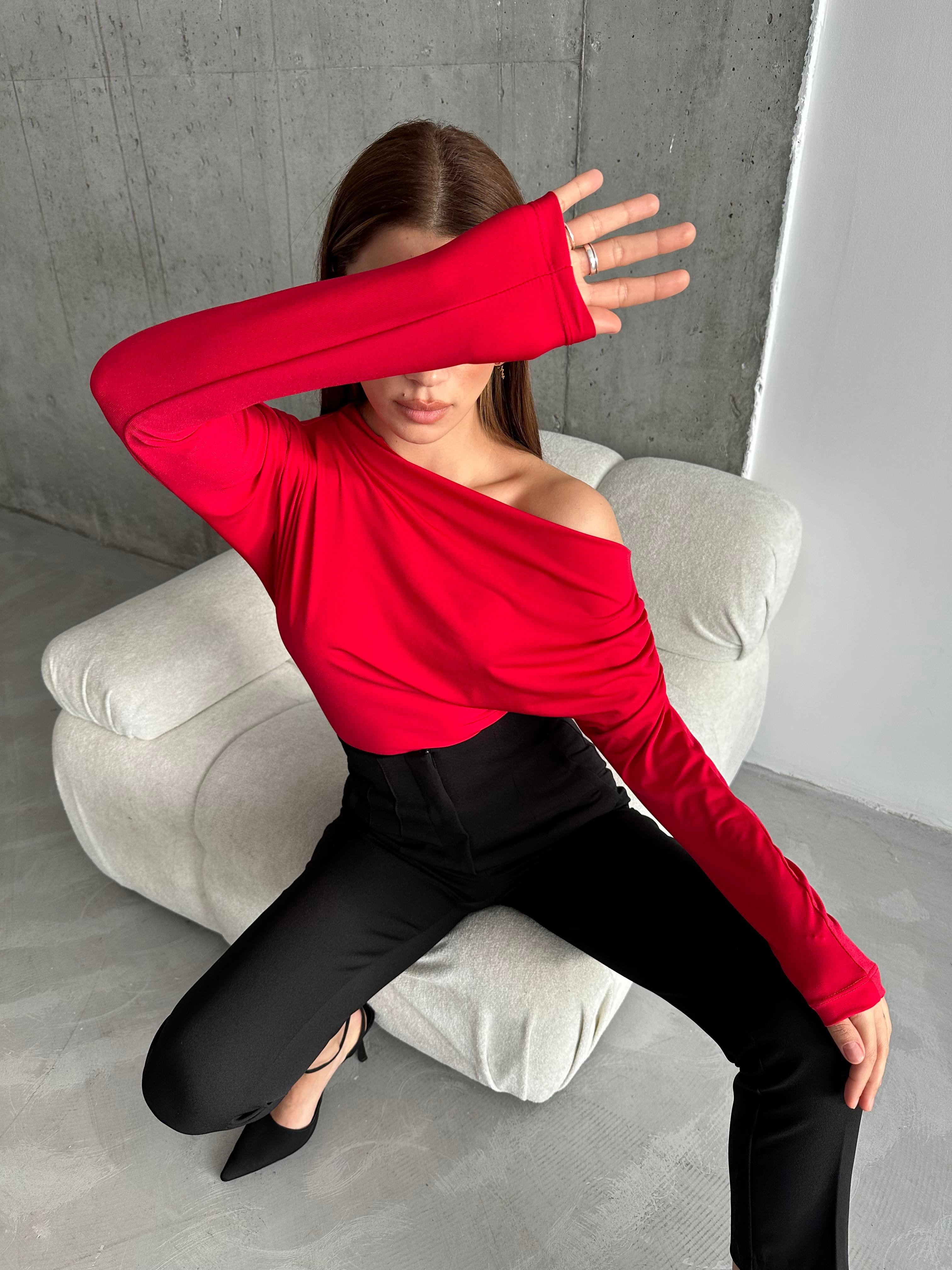 Kayık Yaka Drapeli Kırmızı Bluz