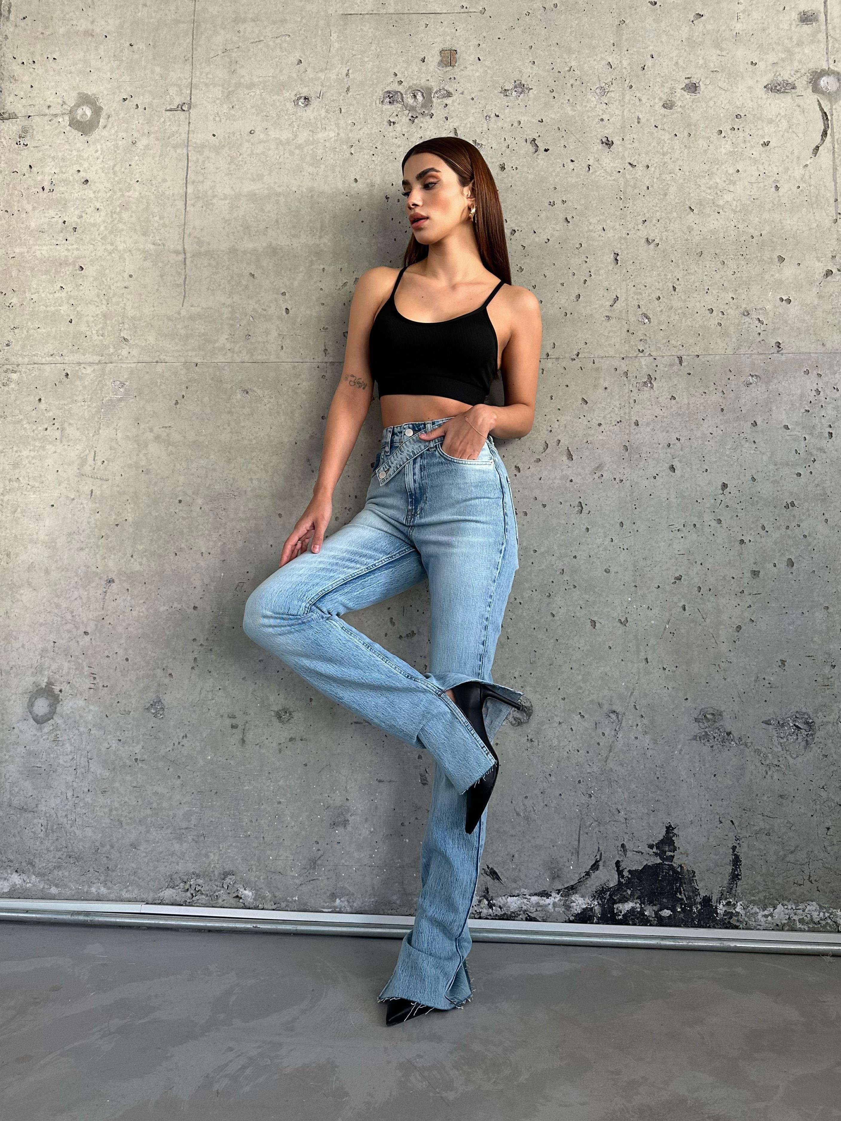 Kemerli Paçası Yırtmaçlı Straight Jean