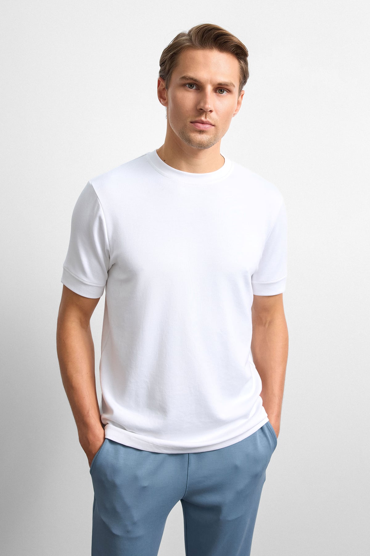 Beyaz Regular Fit Bisiklet Yaka Tişört