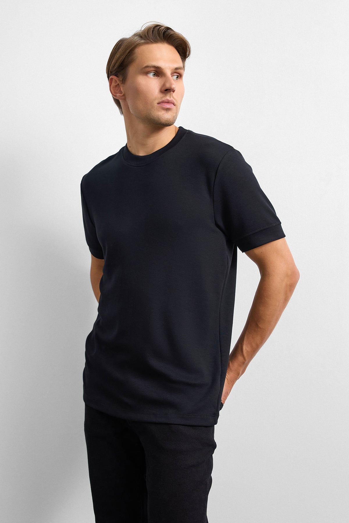 Siyah Regular Fit Bisiklet Yaka Tişört