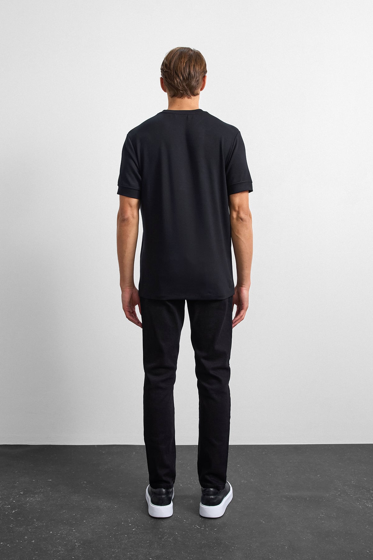 Siyah Regular Fit Bisiklet Yaka Tişört