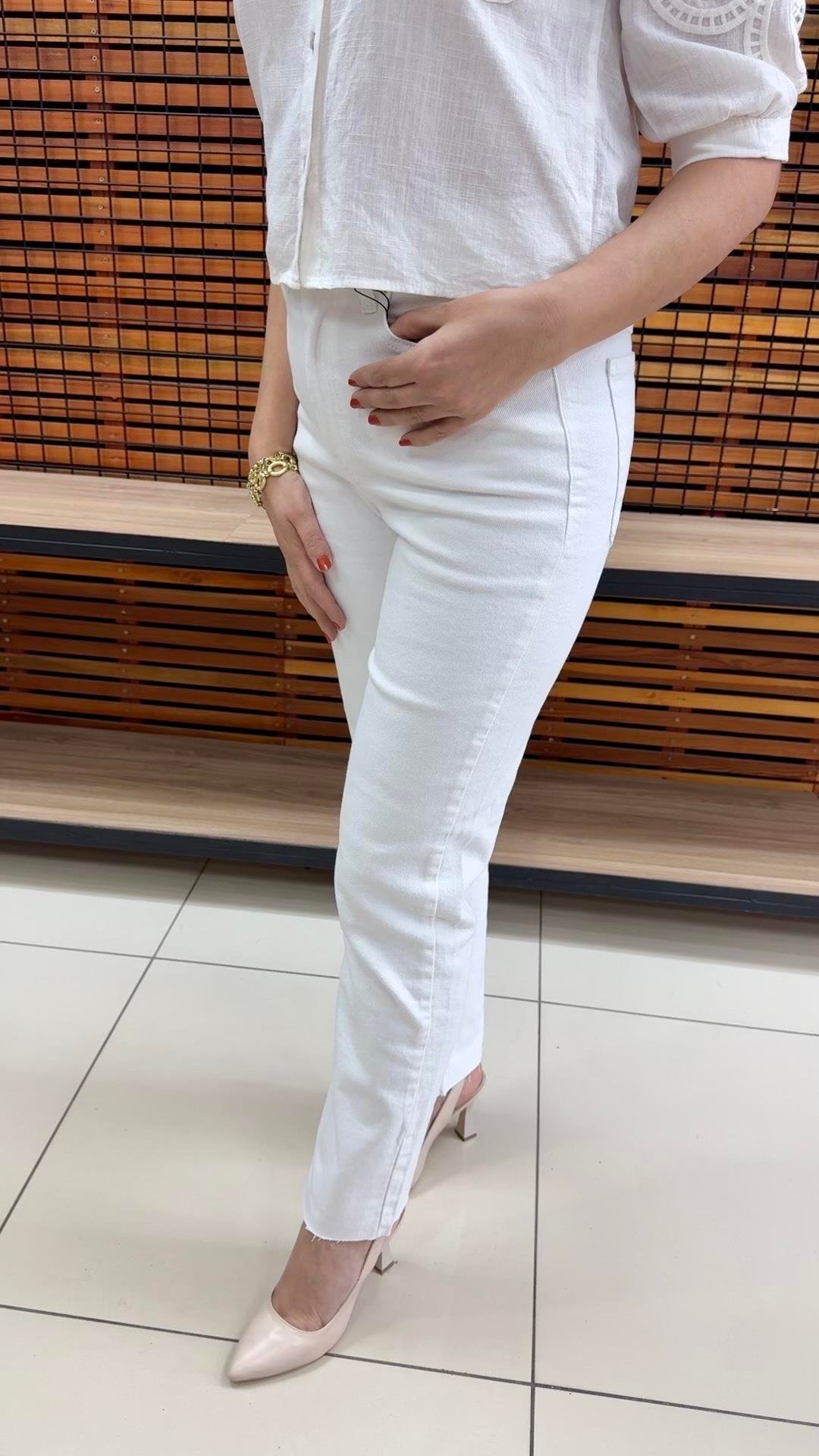 BEYAZ MOM JEAN KESİK PAÇA