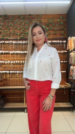 KIRMIZI KALPLİ BEYAZ GÖMLEK