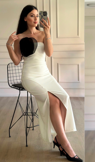 Beyaz üstüne siyah gül detaylı kalem elbise