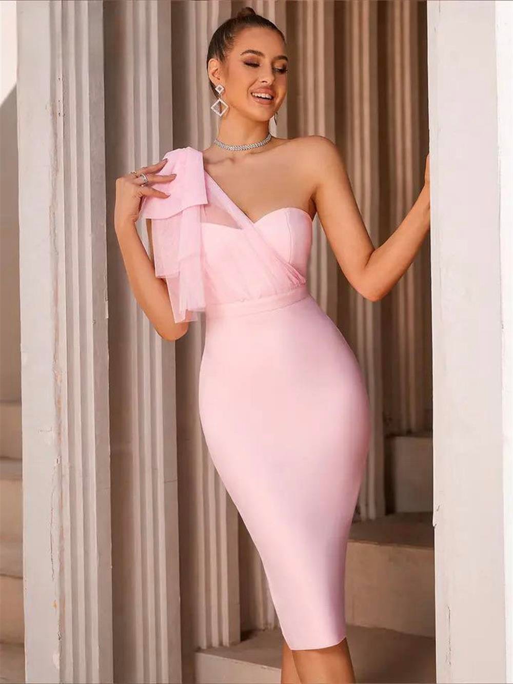 Tül detaylı tek omuz pembe kalem elbise