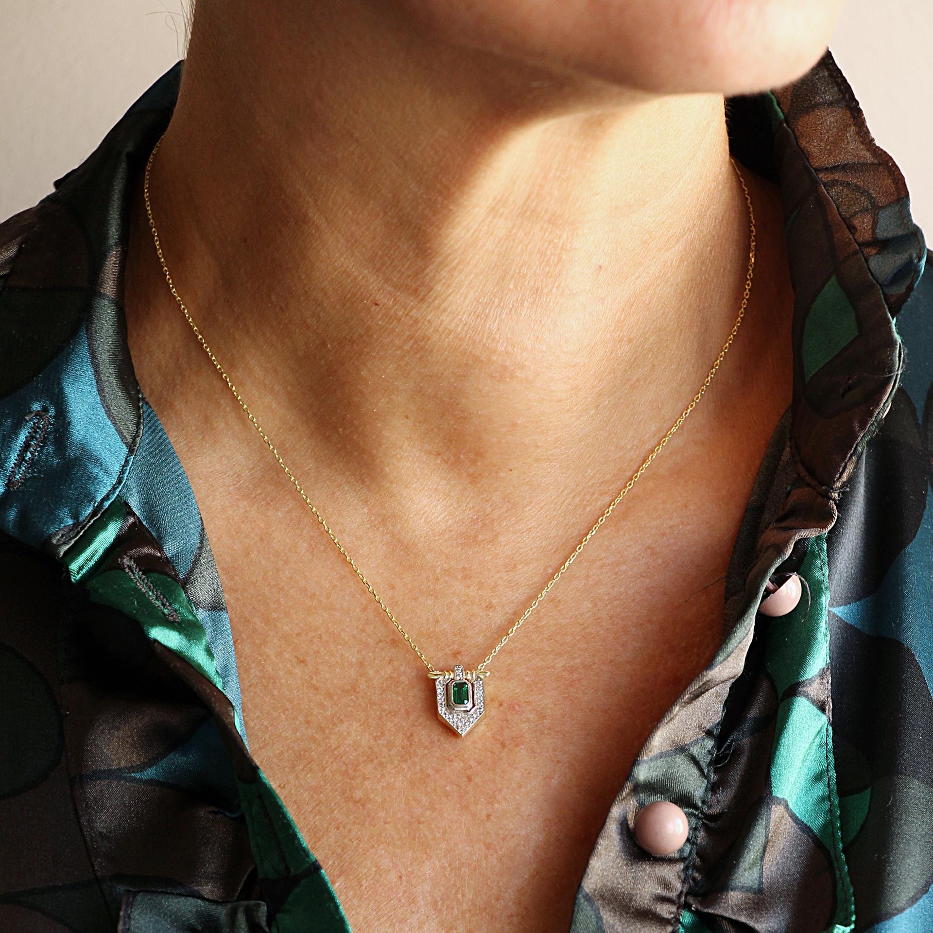 Yeşil Baget Taşlı Üçgen Kolye