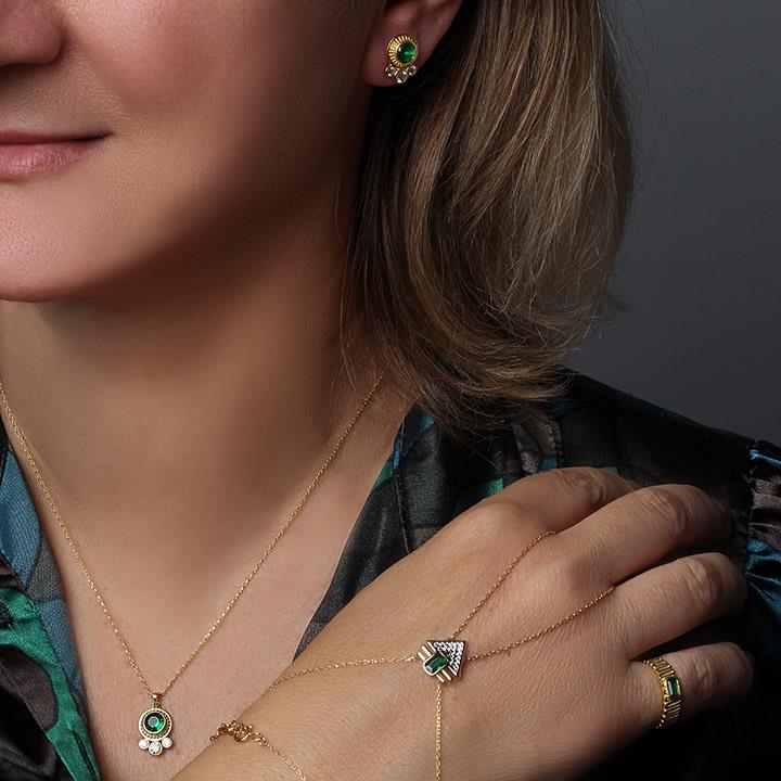 Yeşil Taşlı Carmin Küpe