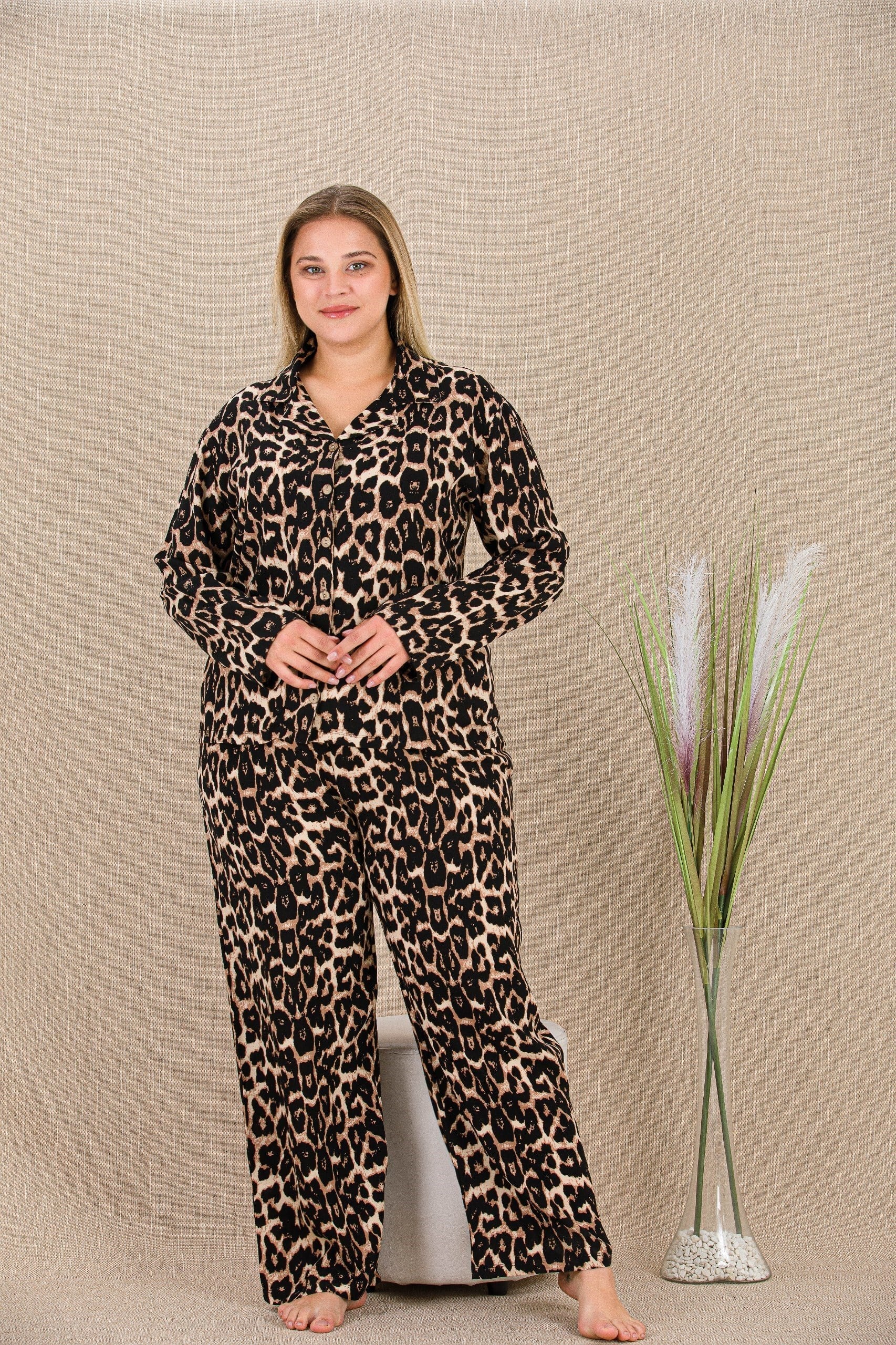 Arias Closet Büyük Beden Leopar Desenli Düğmeli Uzun Kol Viskon Pijama Takımı