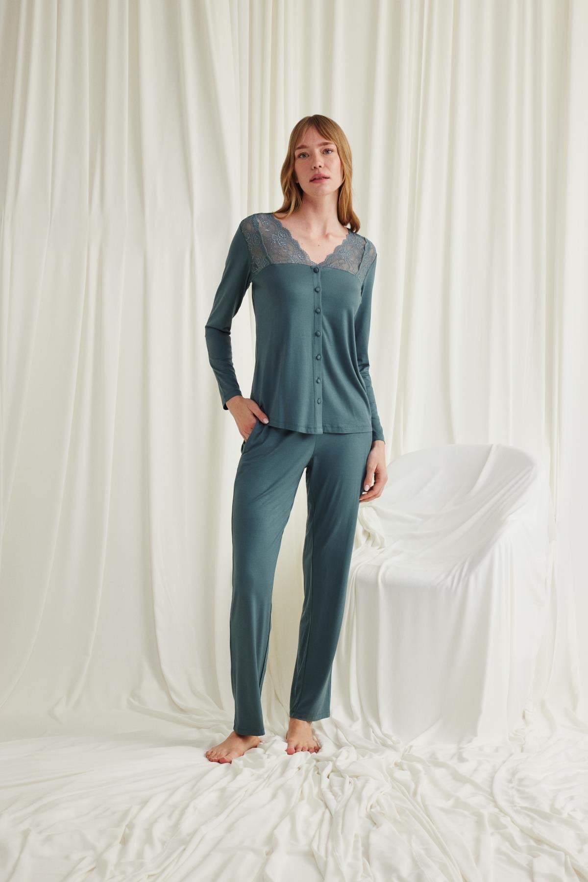 Arias Closet Yakası Omzu ve Paçası Dantelli Boydan Düğmeli Pijama Takımı