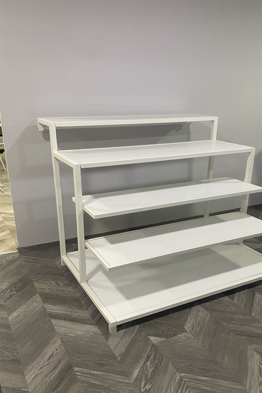 Önü Raflı Arkası Askılık Beyaz Stand